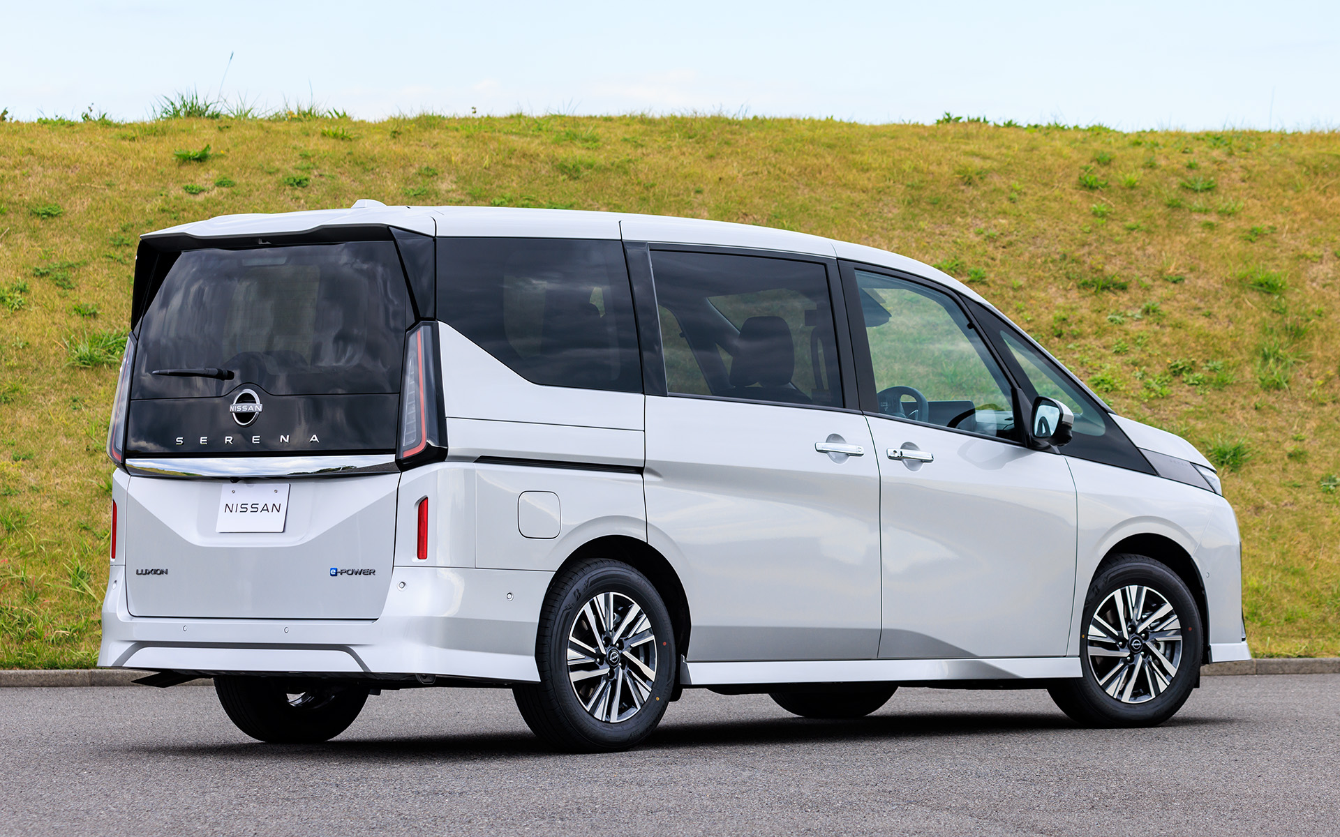 撮影車両はe-POWER LUXION。ボディカラーはプリズムホワイト