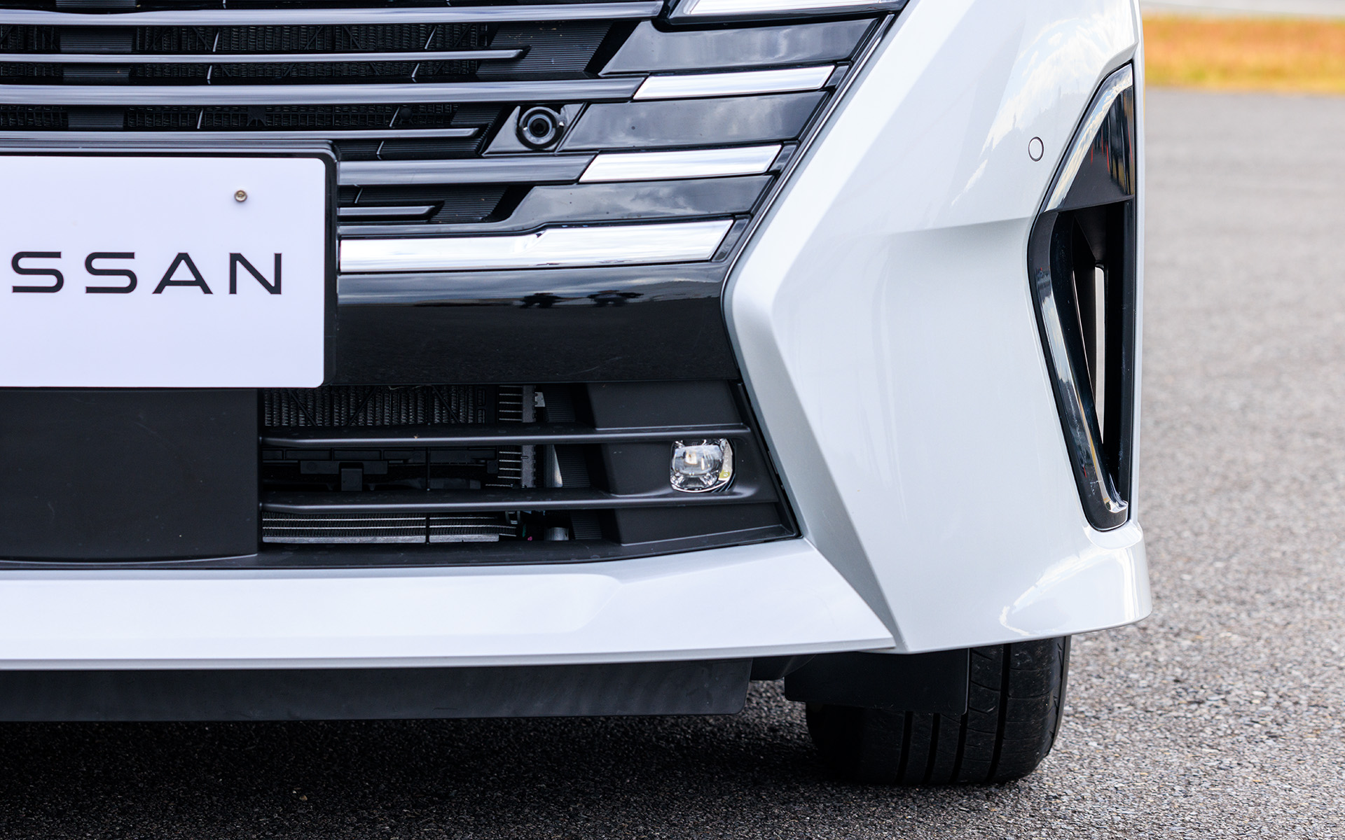 バンパーコーナー部にある加飾部分は飾りではなく整流効果による走行安定性を狙ったダクト付