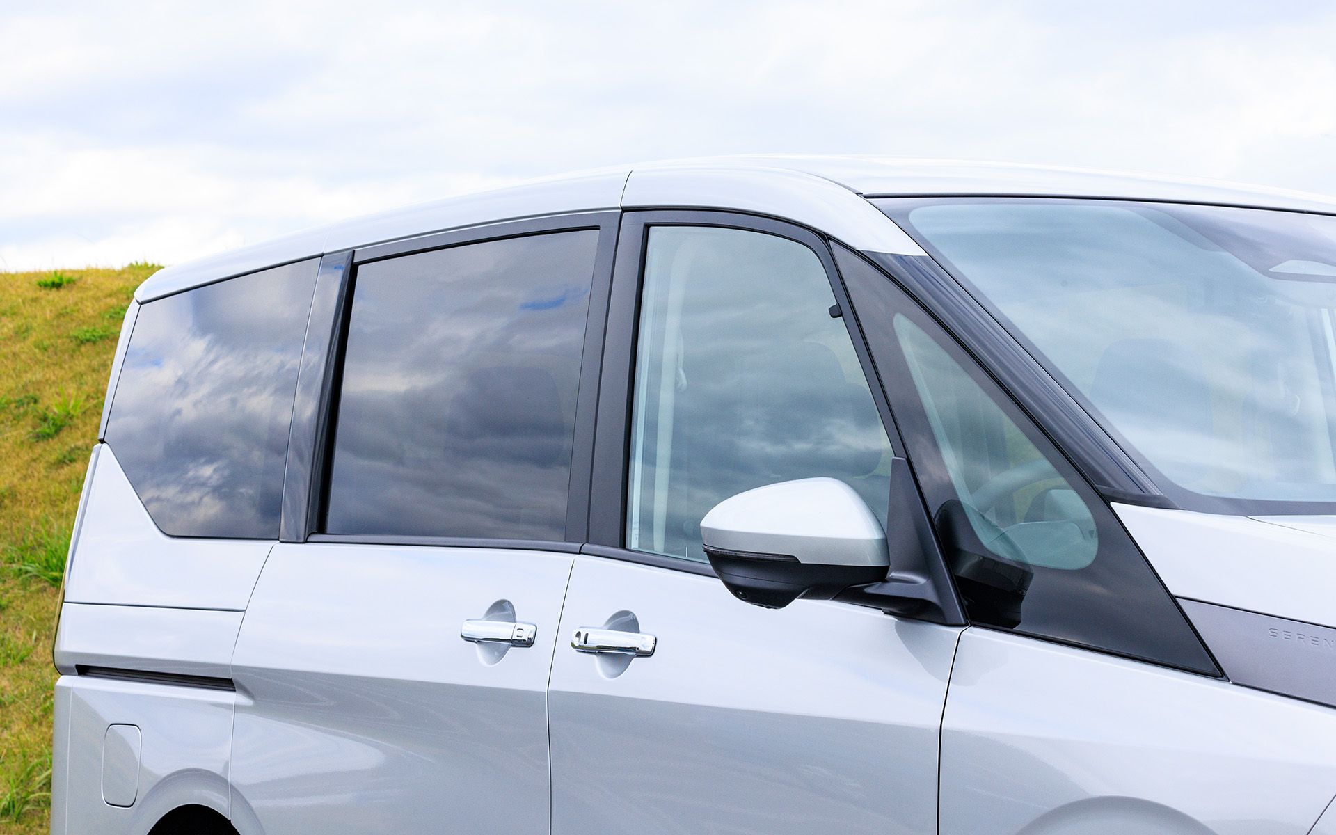 Aピラーとドアの間にあるウィンドウはC26型からの流れを汲むもの