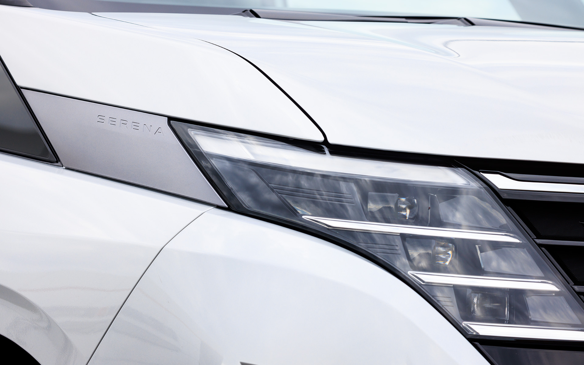 ヘッドライト横に専用の加飾が付く