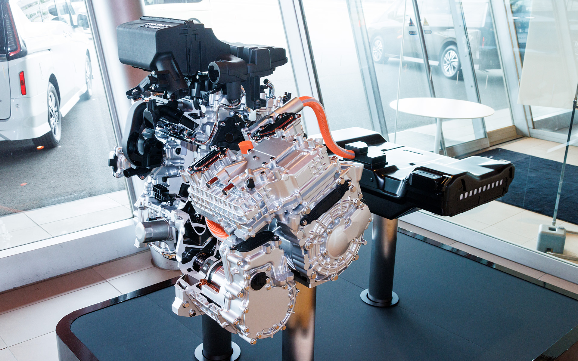 高出力モーターとエンジンを組み合わせたユニット。後方はリチウムイオン電池