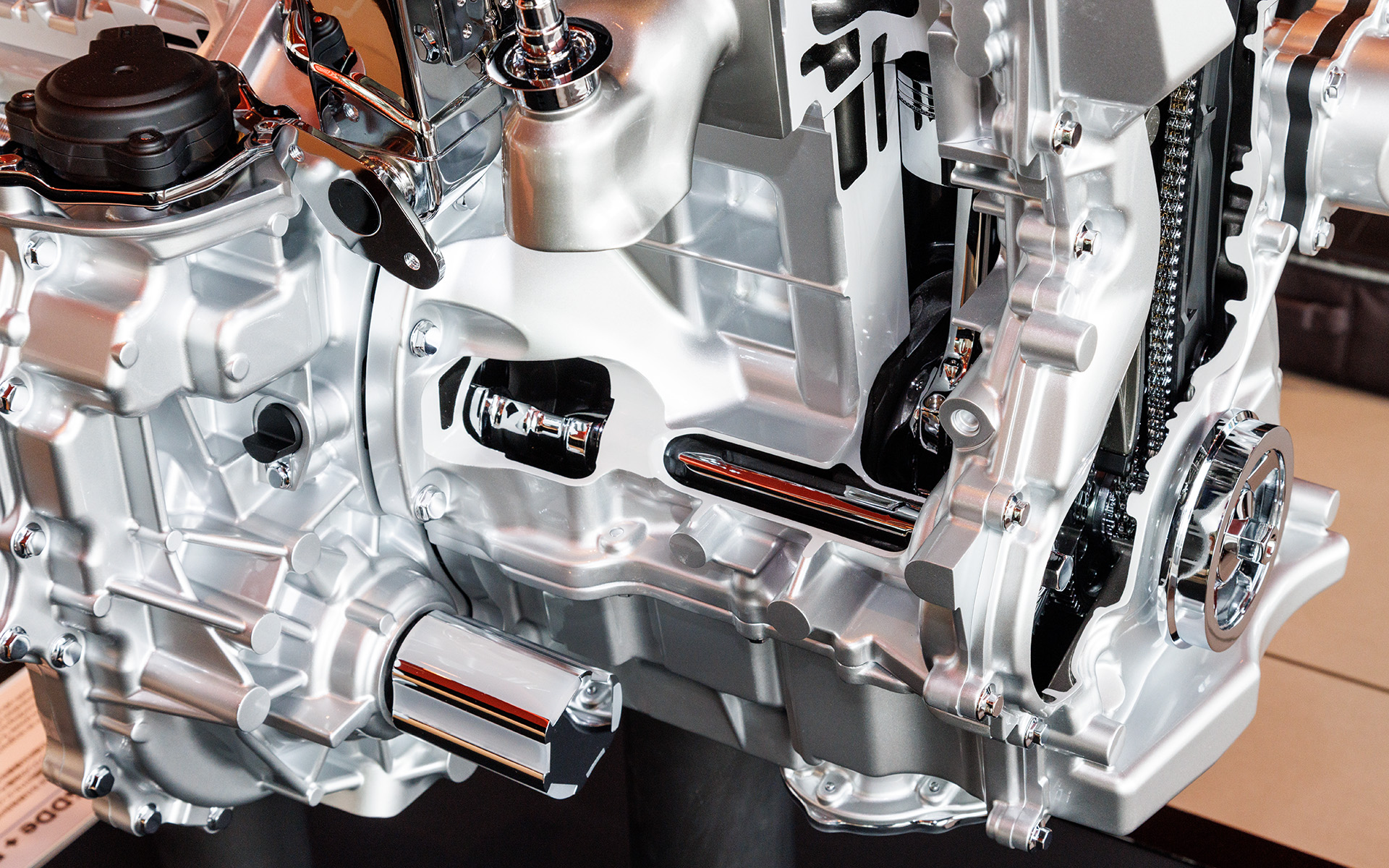 バランサーシャフトの追加やフレキシブルフライホイールの採用などにより静粛性を向上