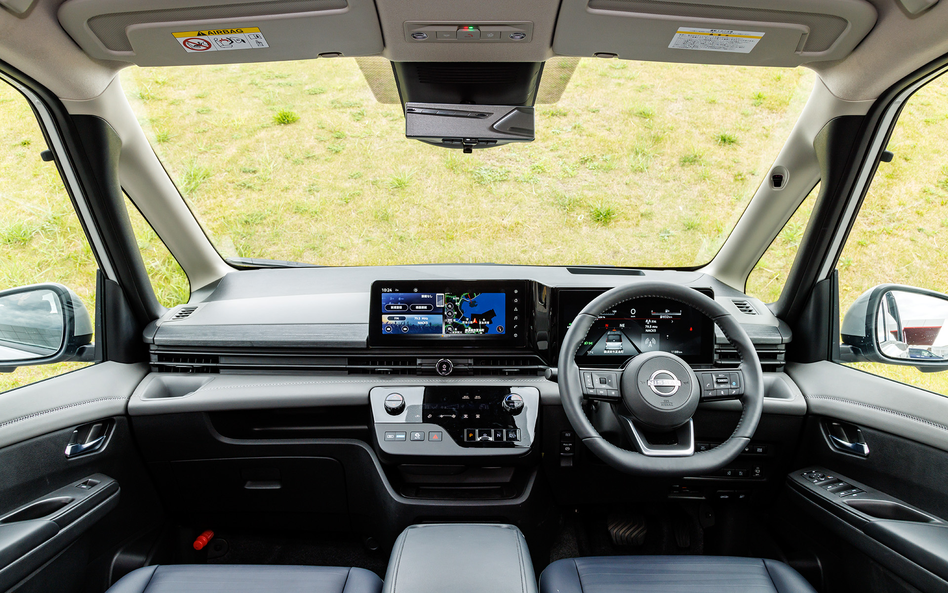 「アリア」などに採用されている統合型インターフェースディスプレイを採用。インパネ上部をフラットにすることでバンパー直前の死角減少を狙っている