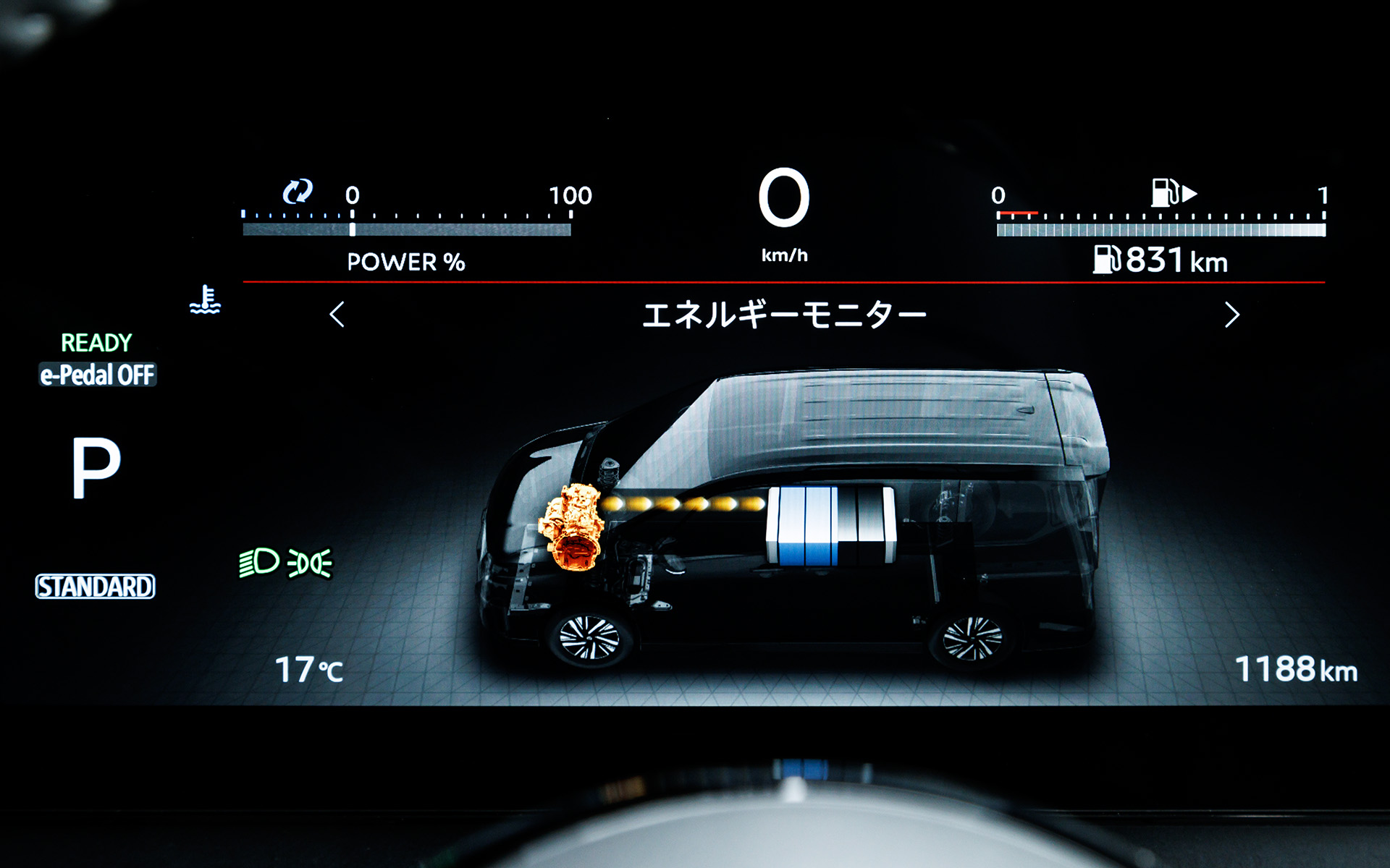 12.3インチのアドバンスドドライブディスプレイはe-POWER LUXIONに標準、一部グレードにオプション。2眼タイプのメーターを備える「クラシック」とコンテンツを中央に大きく表示する「エンハンス」の2タイプが選択可能だ