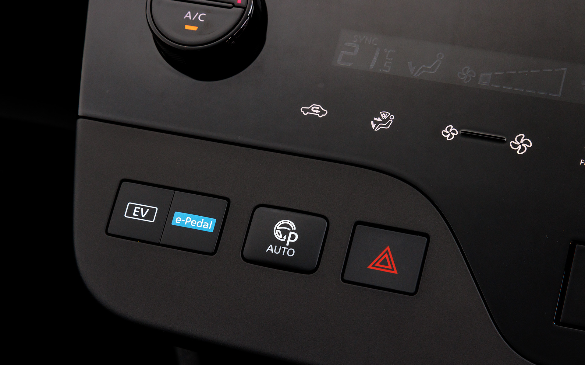 エアコン下部には運転関連機能のボタンが並ぶ