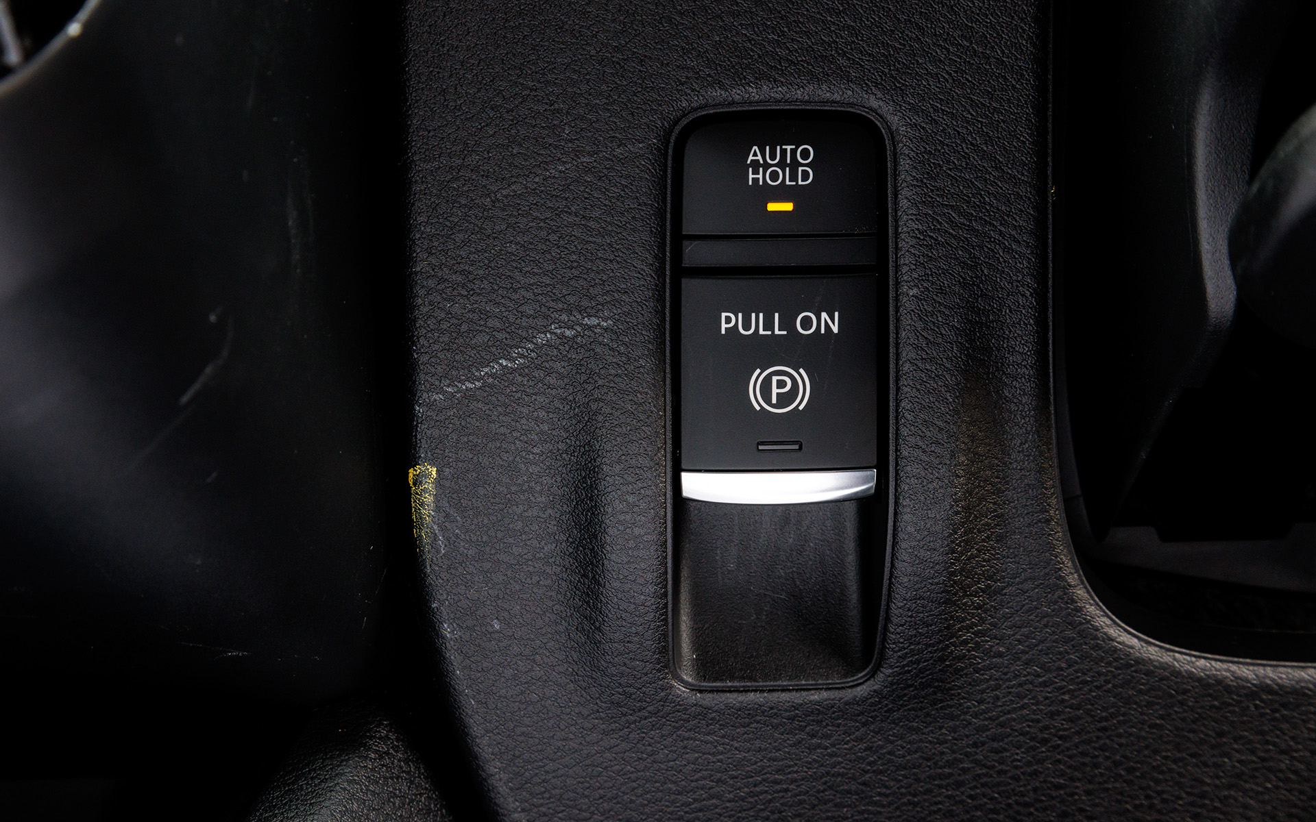 パーキングブレーキはステアリングコラム左側に