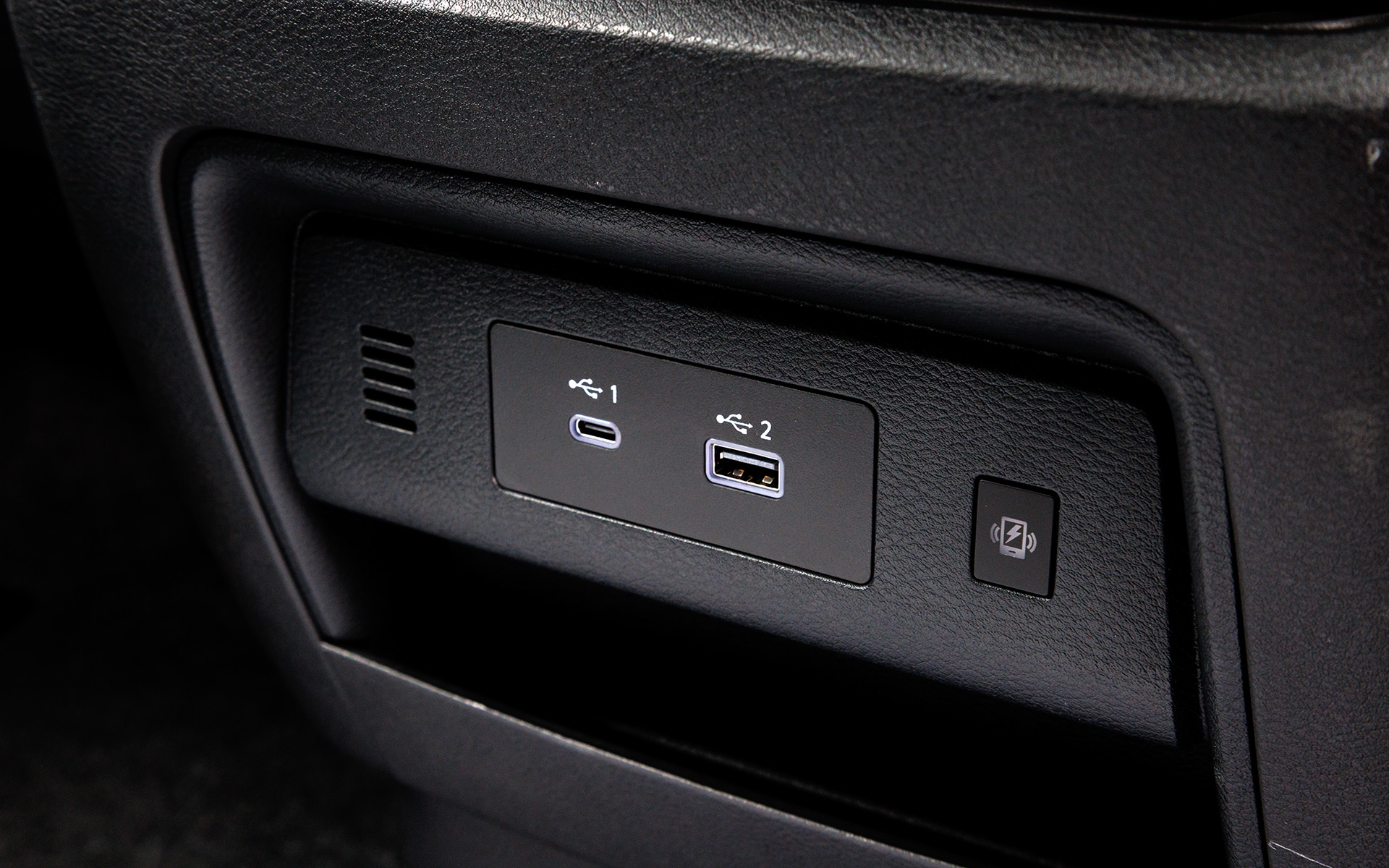 インパネ下部にはUSB端子。e-POWER LUXIONはワイヤレス充電器も標準装備