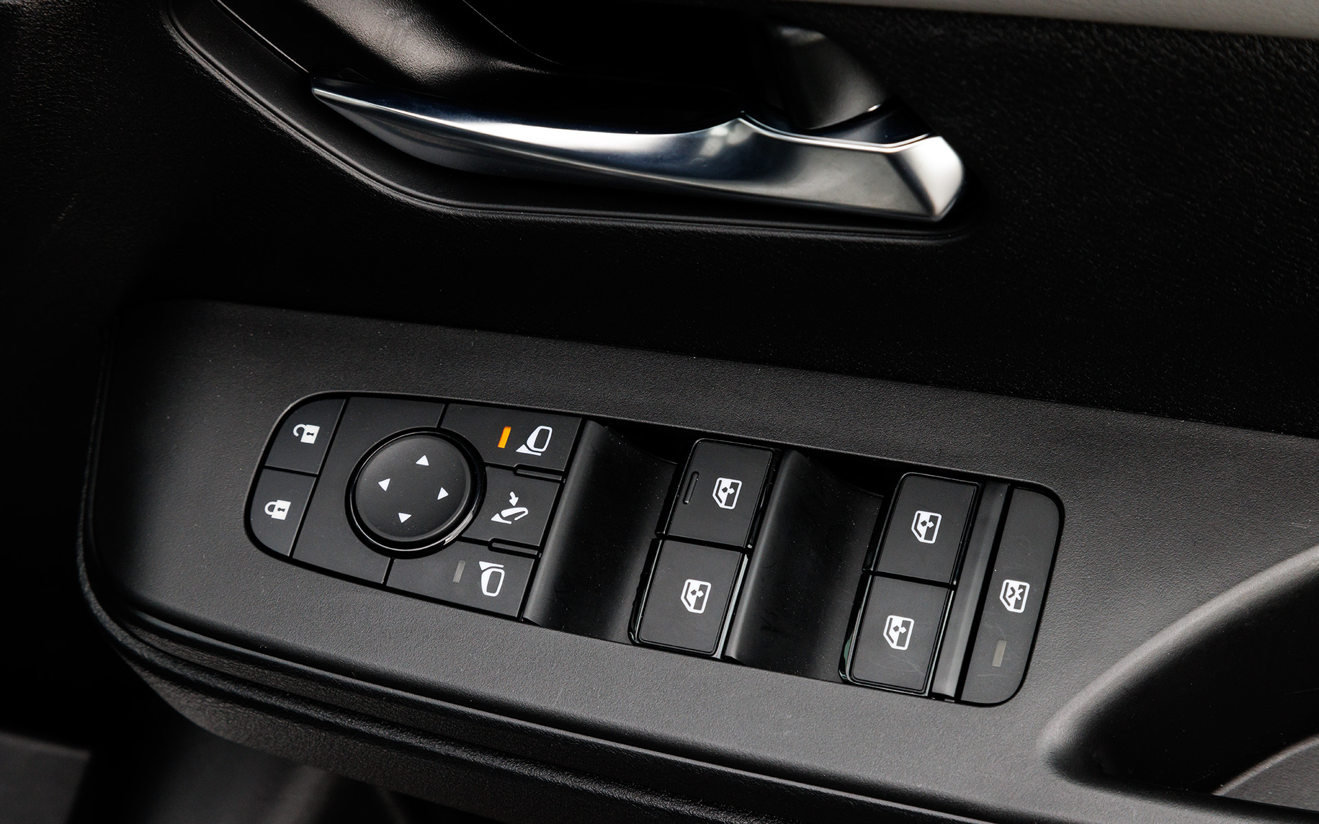 ドアアームレストにはパワーウィンドウスイッチなどを配置