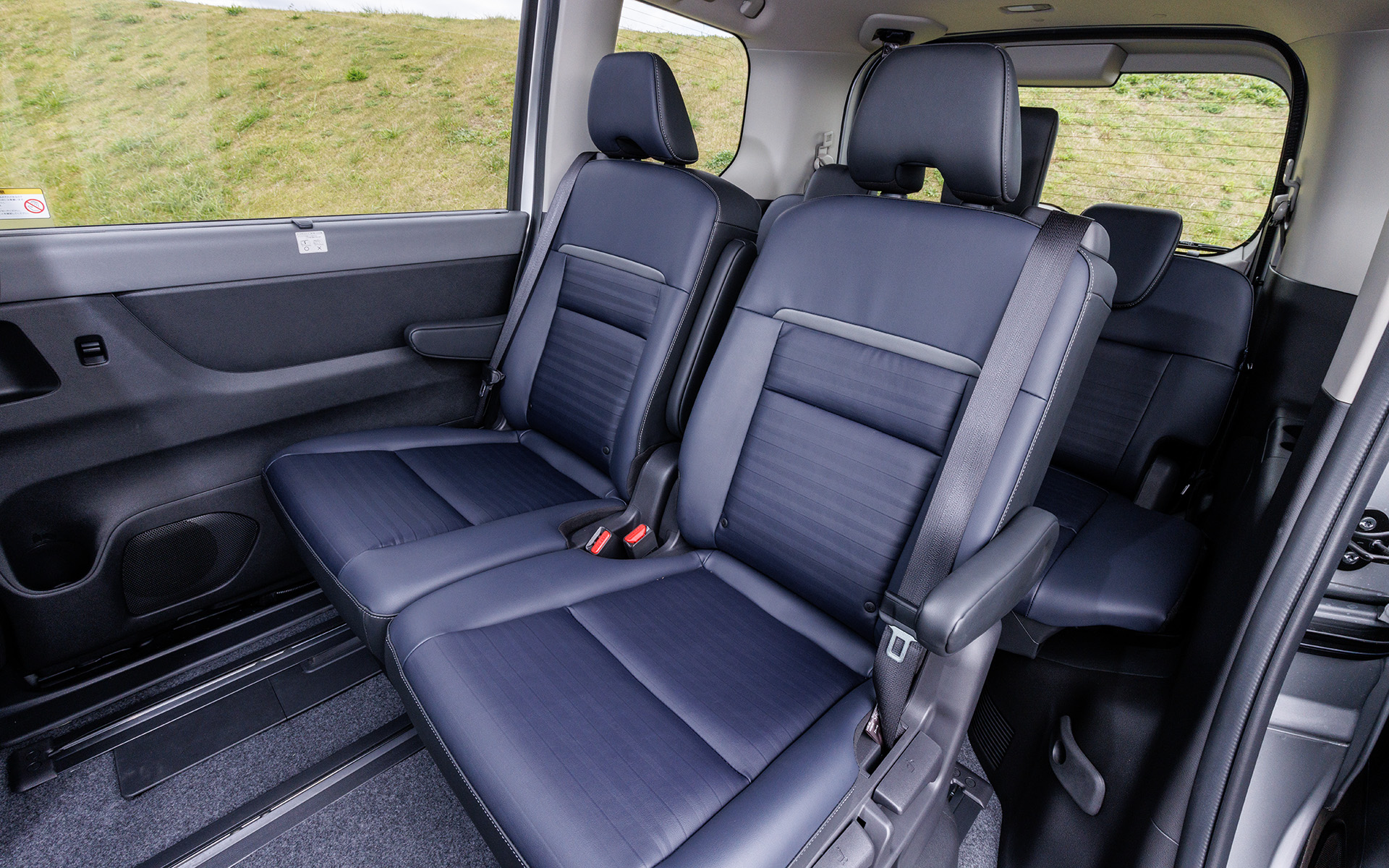 前後だけでなく横スライドも可能でベンチタイプのようなアレンジもできる