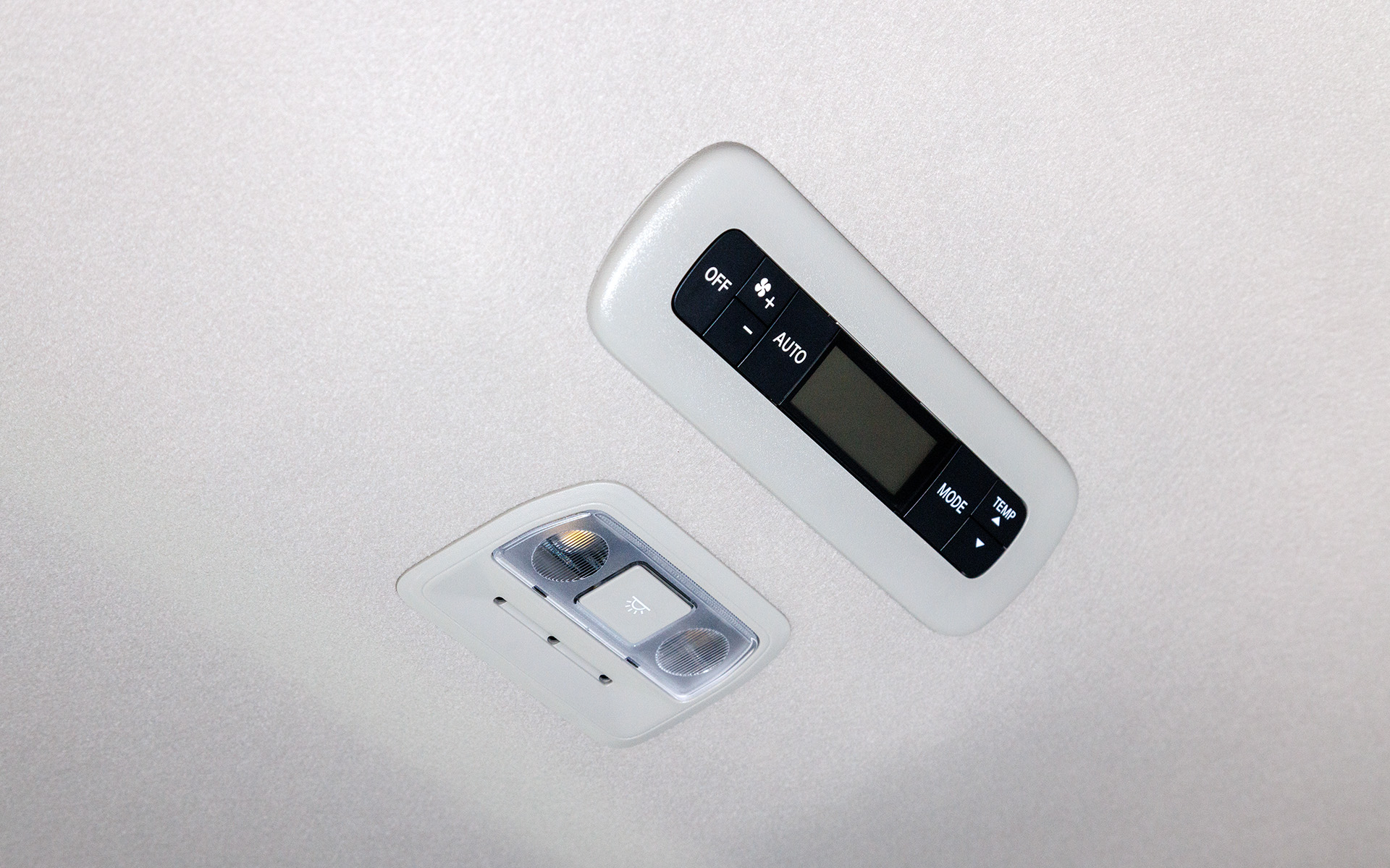 一部のグレードを除きリアにもオートエアコンを装備