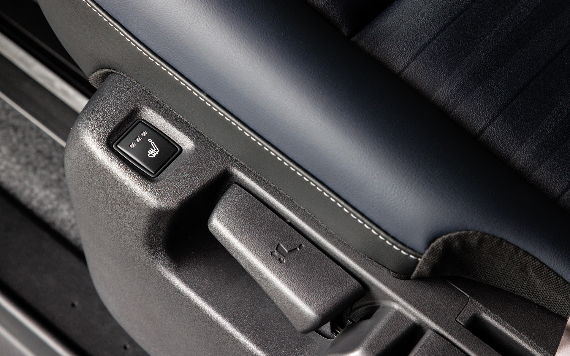 シートヒーター（1列目および2列目左右）は4WD車に標準。2WD車は「ホットプラスパッケージ」によるセットオプション