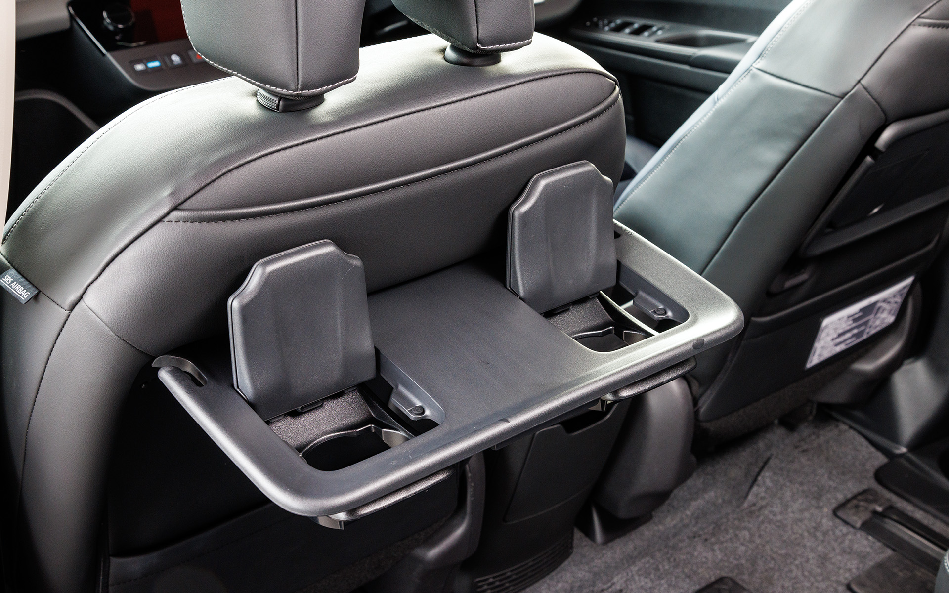 2列目用のパーソナルテーブルにはカップホルダーやコンビニフックを装備