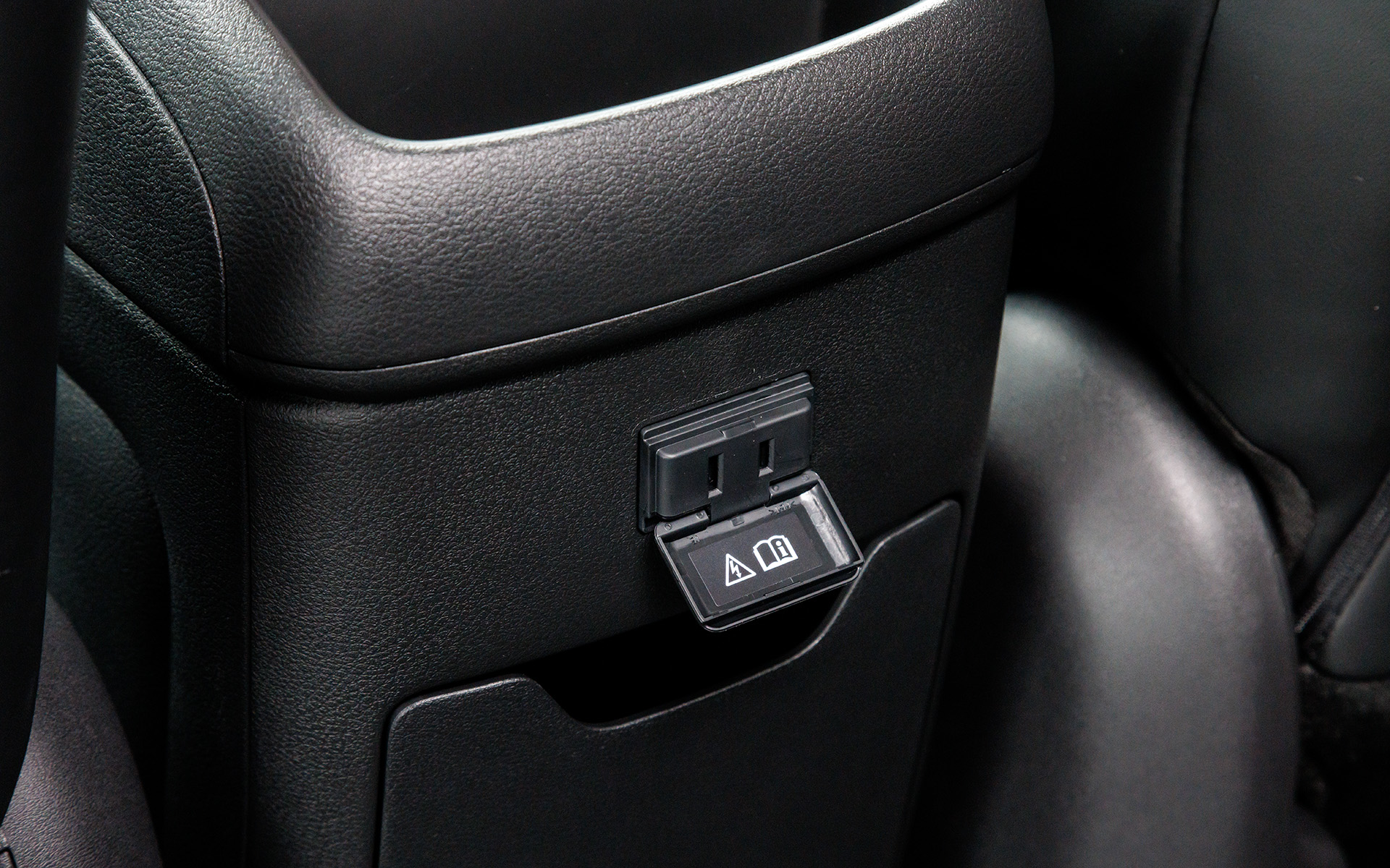 AC100V電源はe-POWER車にオプション設定。室内とラゲッジの2か所に用意される