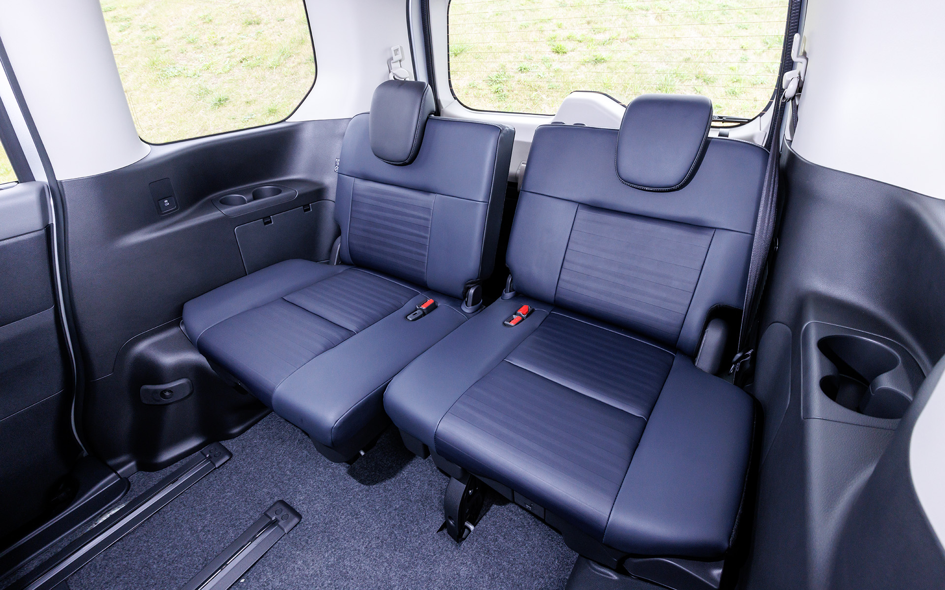 リクライニングに加え120mmの前後スライドが可能