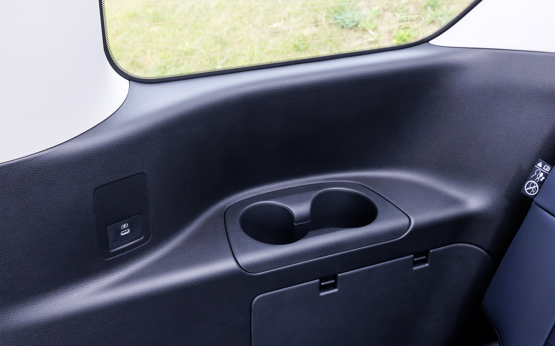 シート左右にカップホルダーを用意。X系以外のグレードには充電用USB端子も