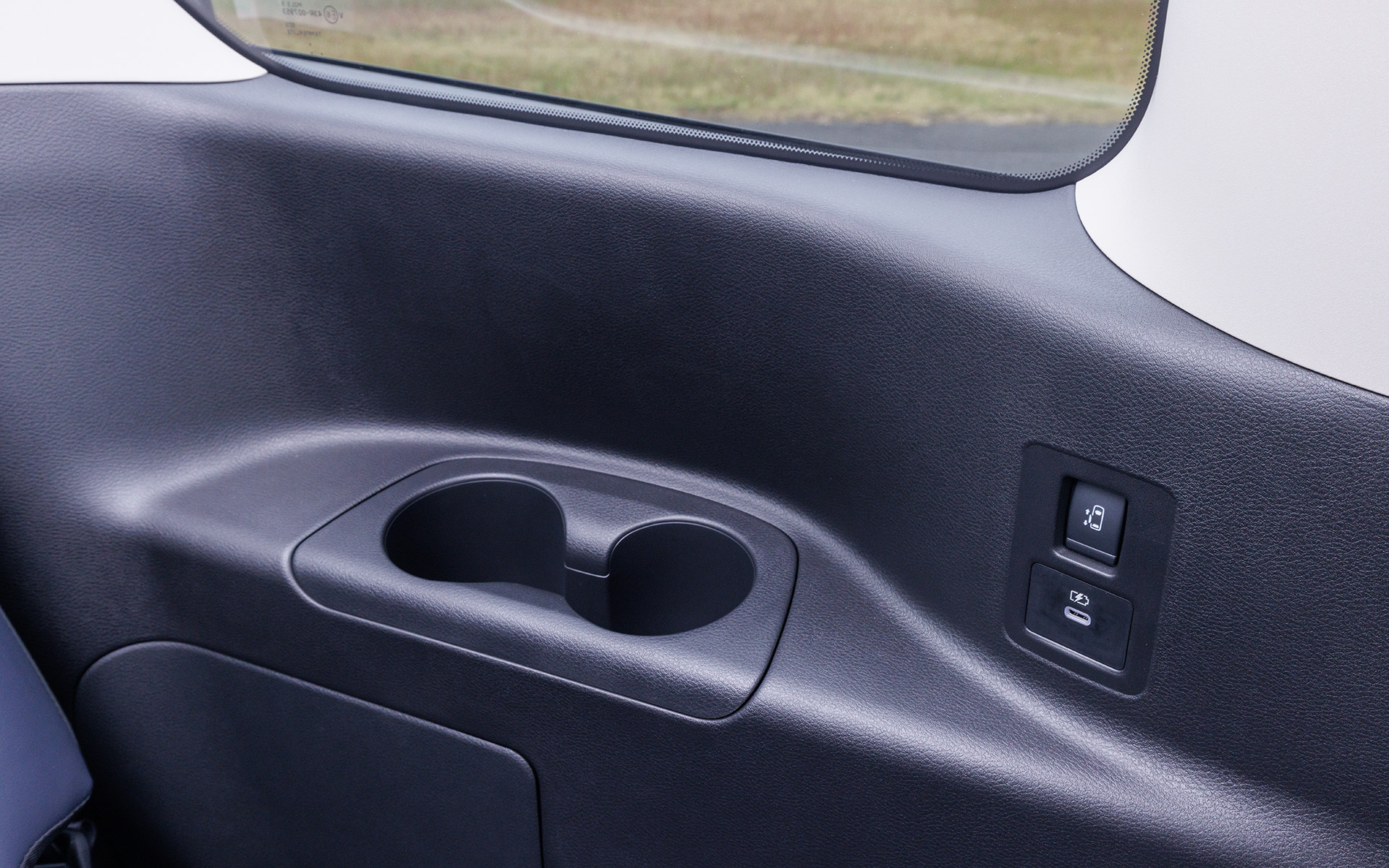 シート左右にカップホルダーを用意。X系以外のグレードには充電用USB端子も