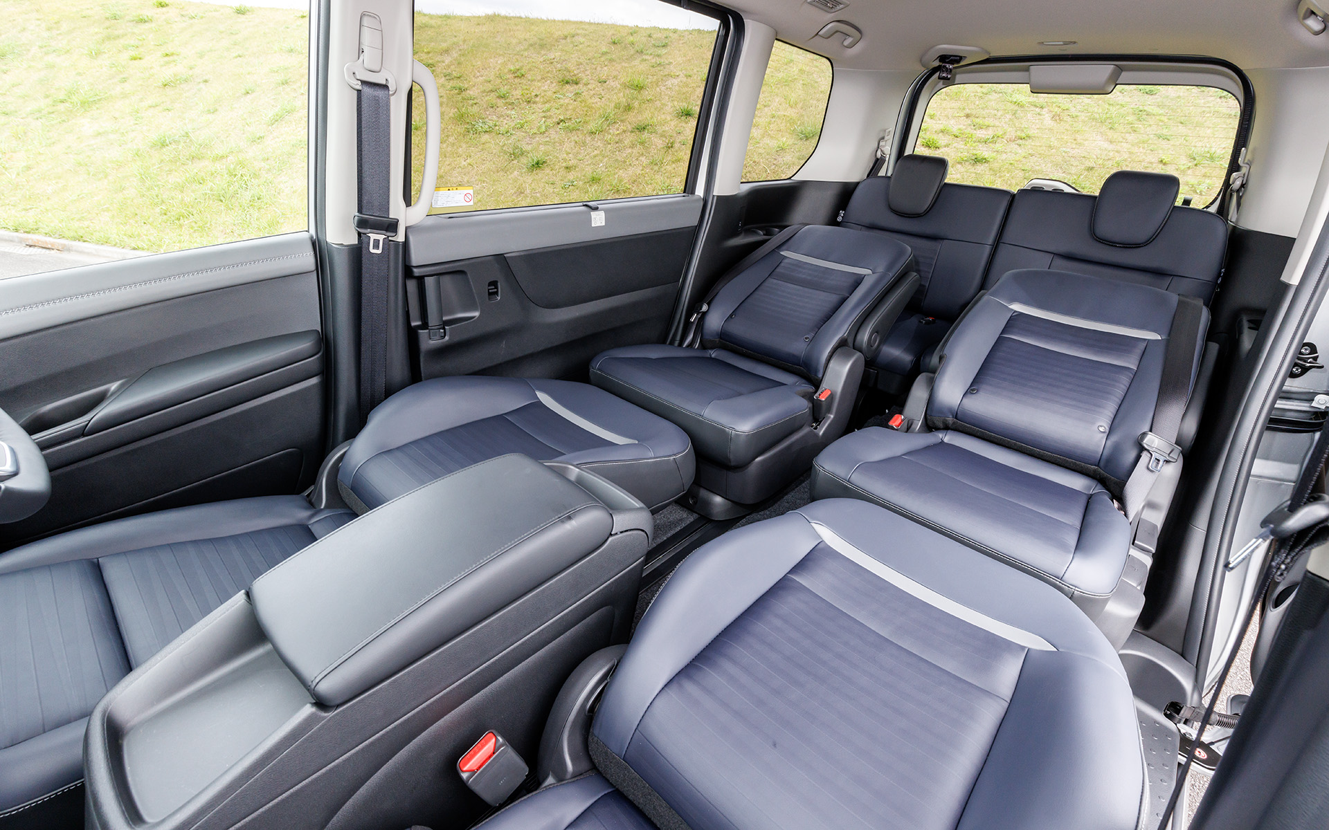 前席と2列目では足を伸ばしてリラックスできるような使い方ができる