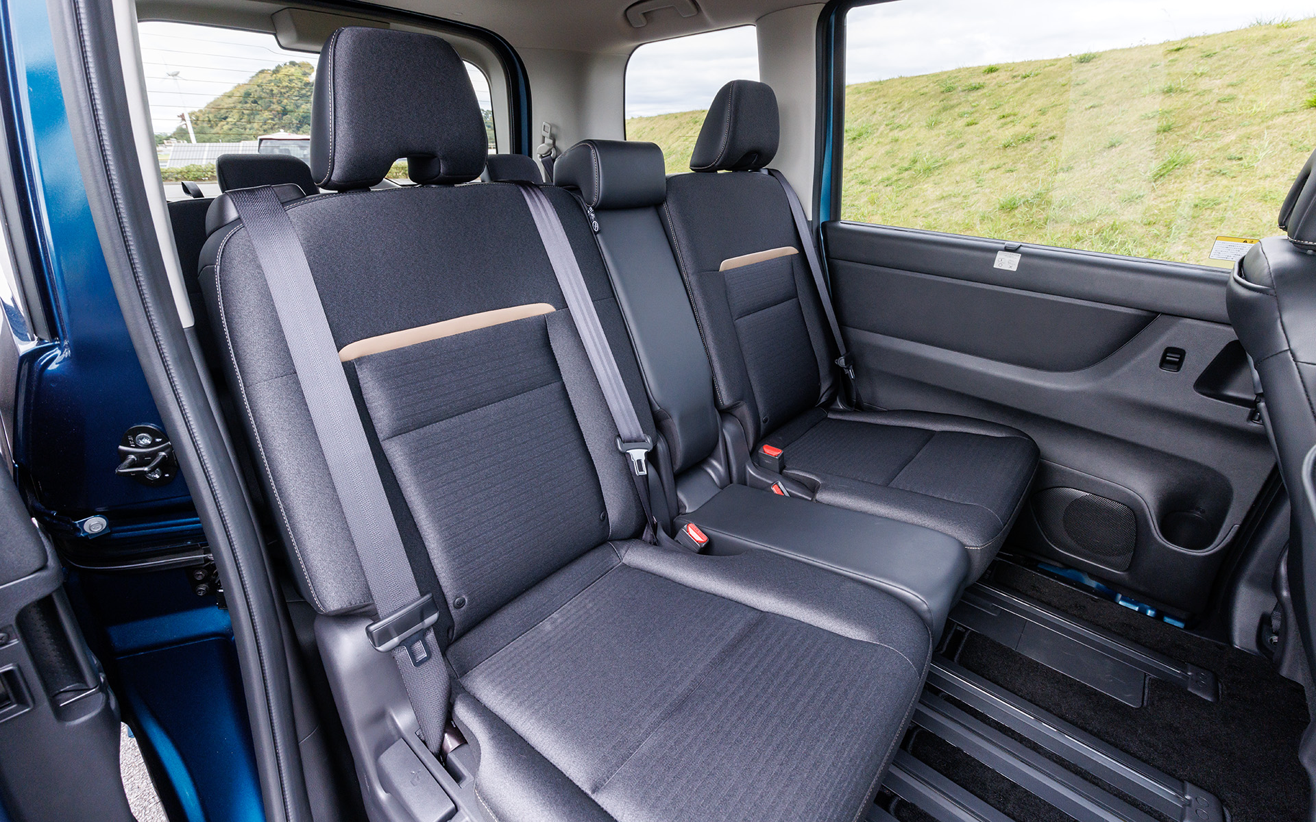 こちらは8人乗りモデルの2列目