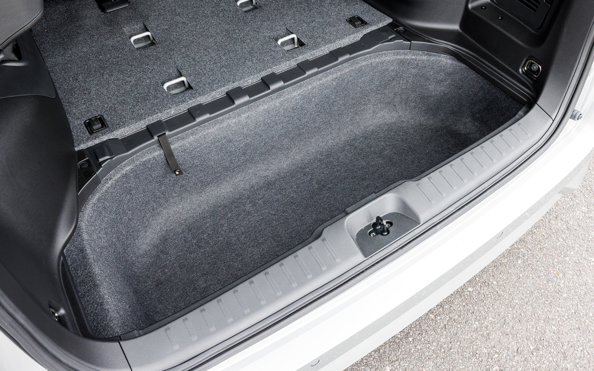 フロア下にも大きな収納となるラゲージアンダーボックスを用意