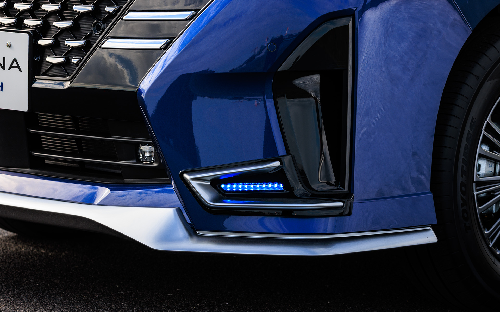 ボディロワ部にメタル調のフィニッシャーを装着。ブルーのシグネチャーLEDリアコンビランプも同車ならでは