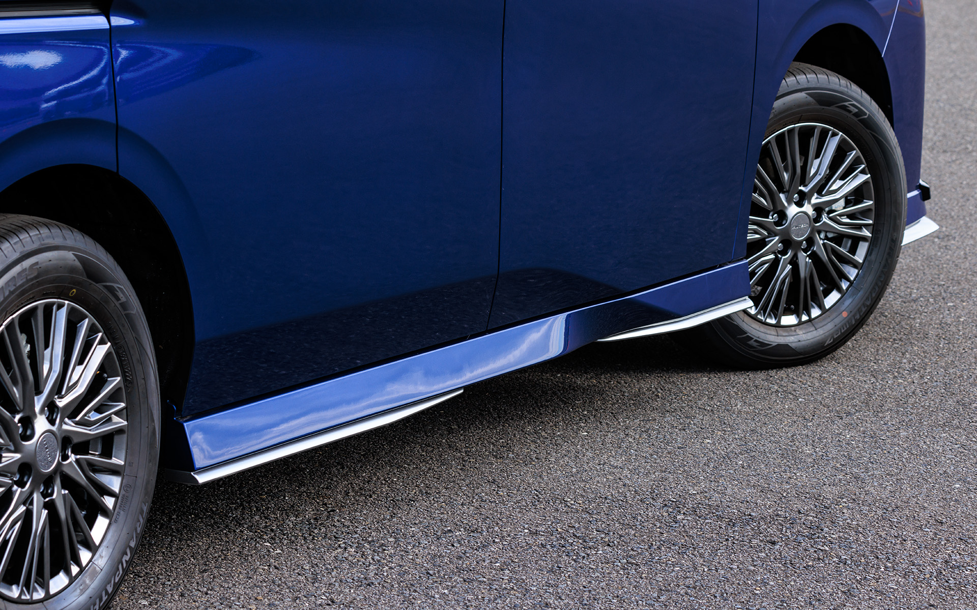 ボディロワ部にメタル調のフィニッシャーを装着。ブルーのシグネチャーLEDリアコンビランプも同車ならでは