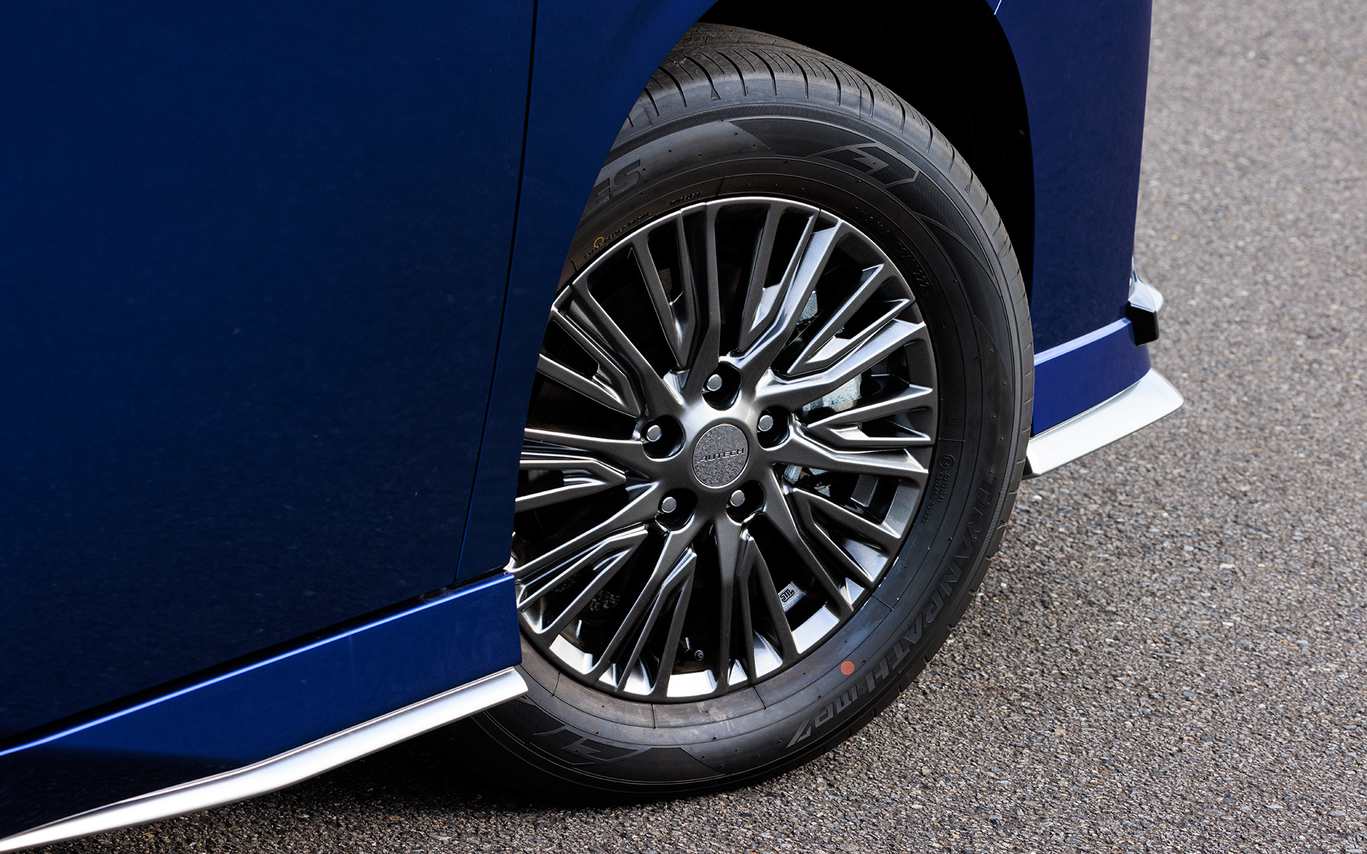 ダーク金属調シルバーの専用アルミホイール