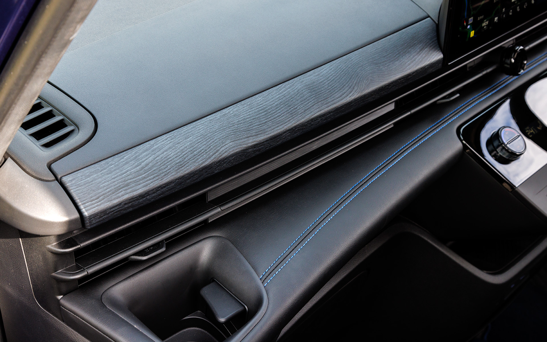 フィニッシャーは専用のダークウッド調を採用