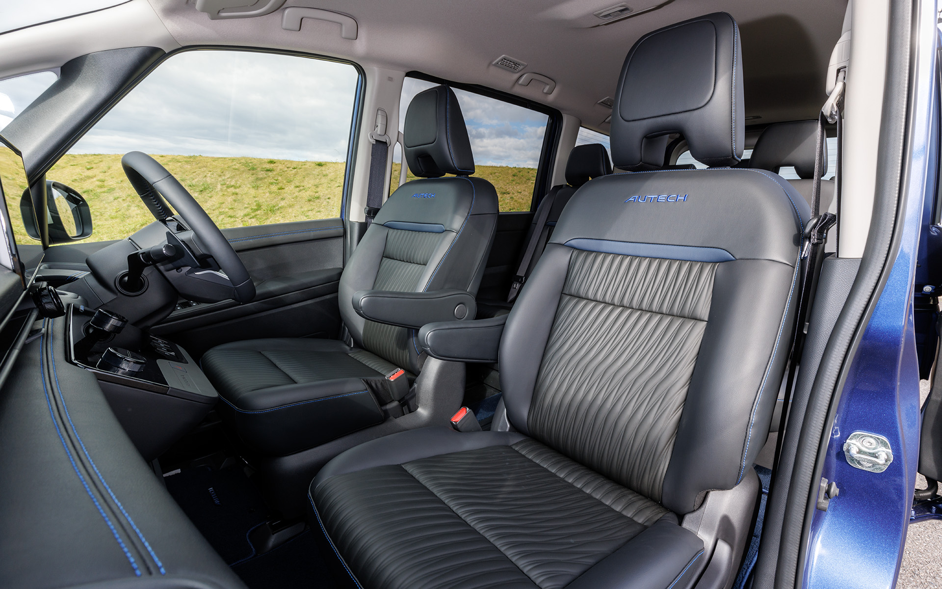 シートは専用のブラックレザレット