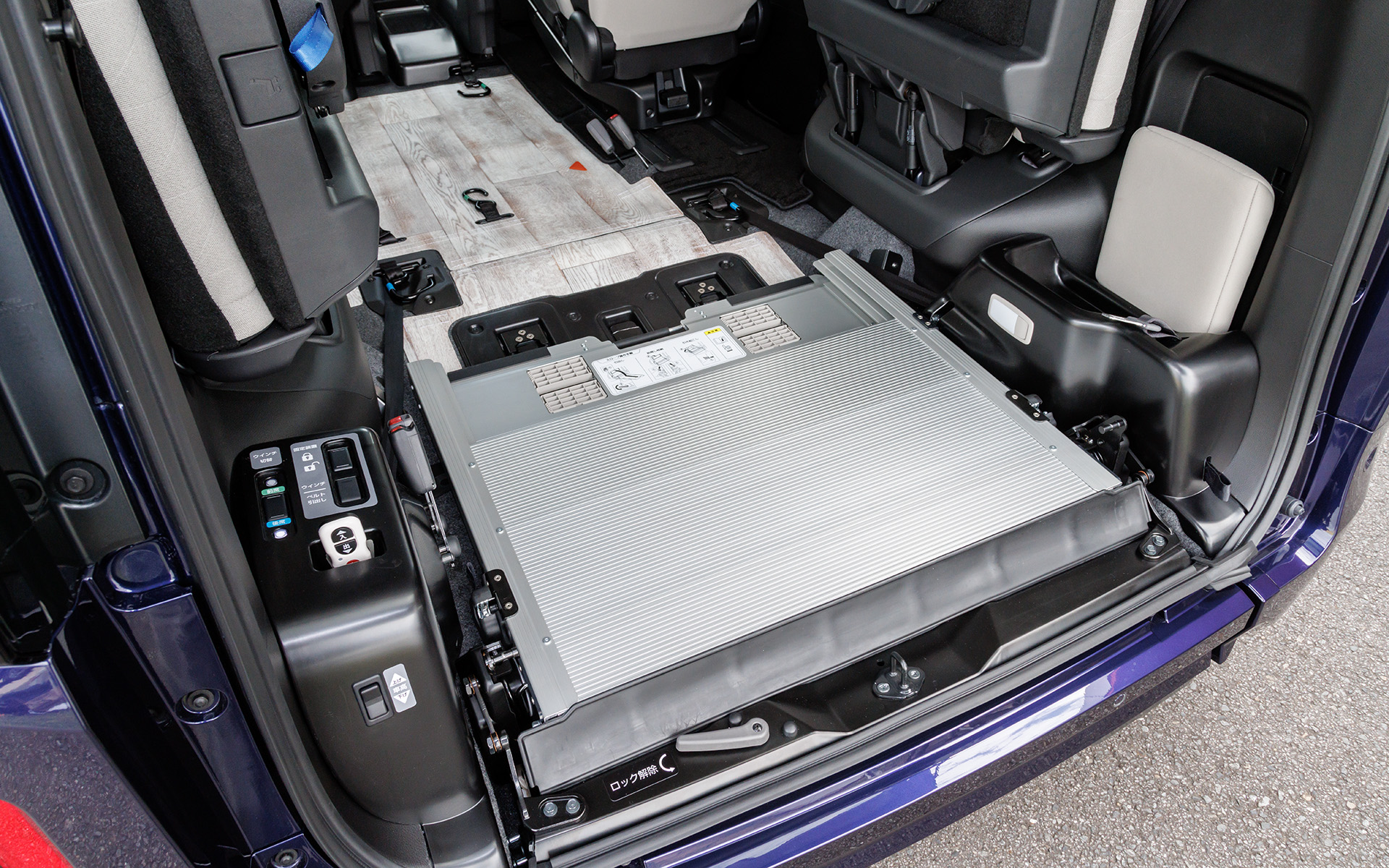 従来型はスロープを立てた状態で収納していたが新型ではフロアに格納することが可能になった