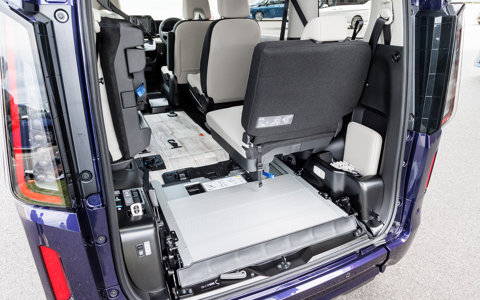 従来型はスロープを立てた状態で収納していたが新型ではフロアに格納することが可能になった