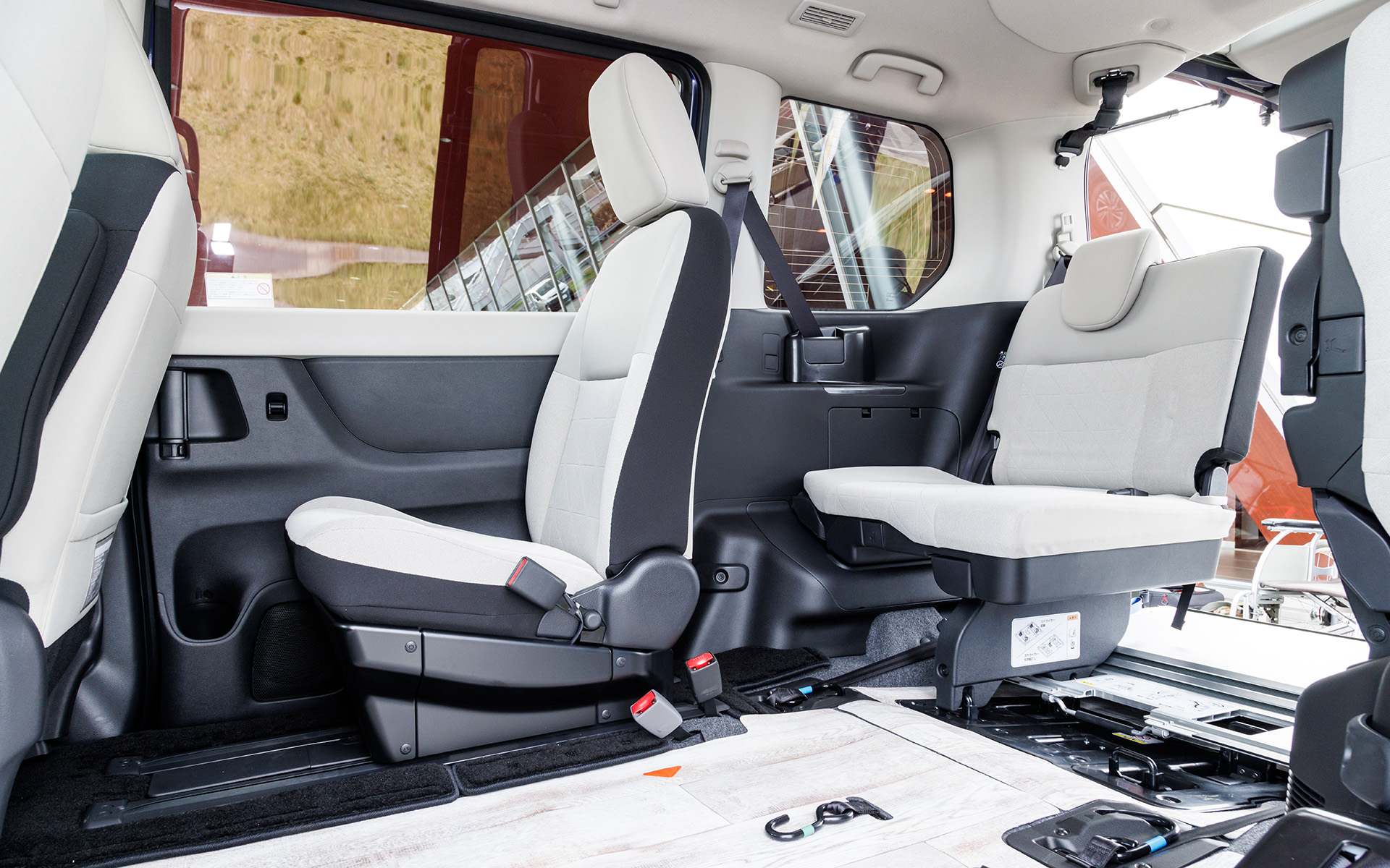 2列目は専用のスリムなシートを採用