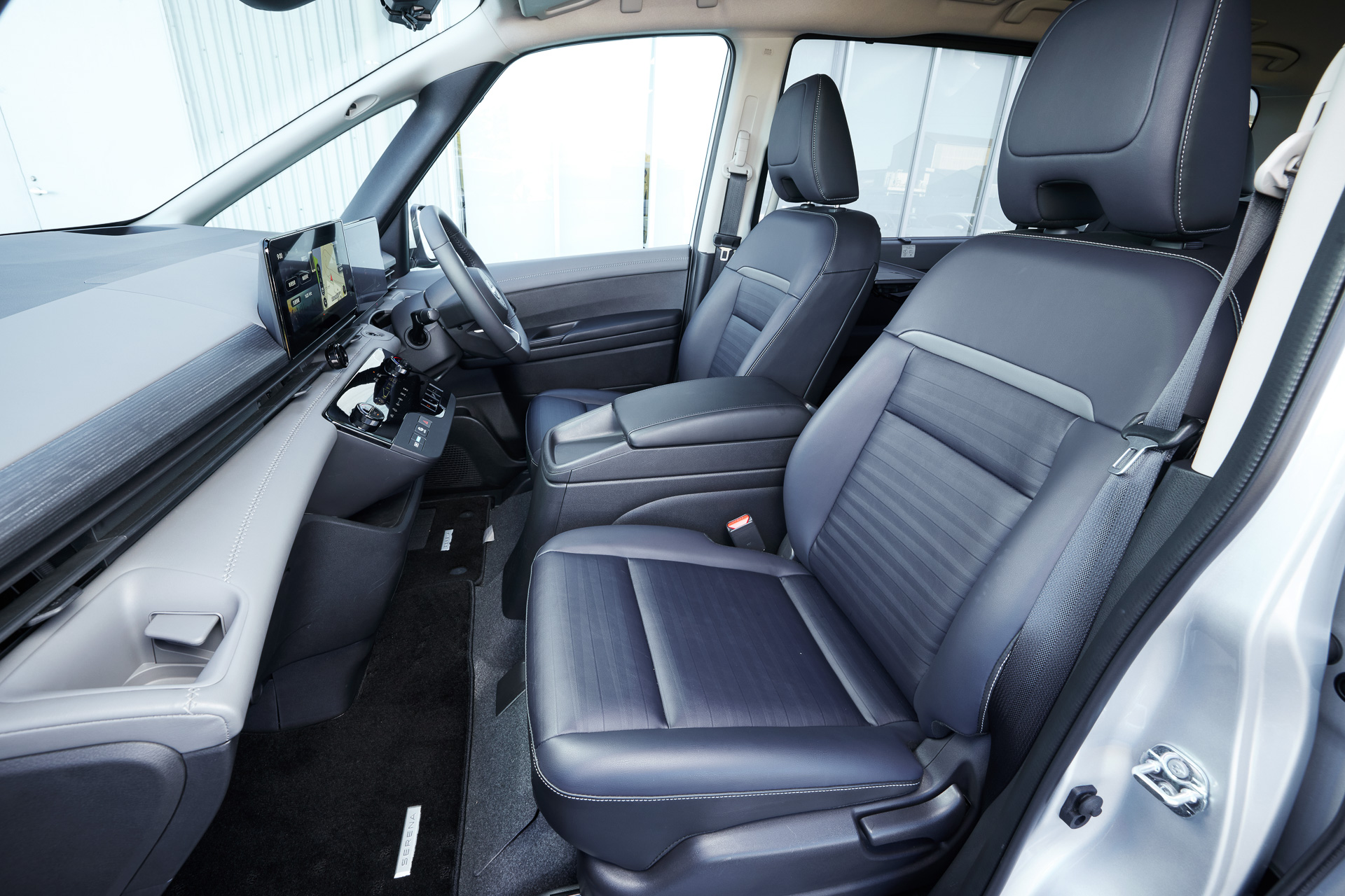 運転席の足の通過スペースを先代モデルから120mm拡大し、運転席と助手席の間の移動を容易にした。シートスライド機構を3列目にも標準装備したことで、8人フル乗車でもゆったりとした座り心地を実現。シートの1列目にも2列目にもセットできる「スマートマルチセンターシート」はe-POWER LUXIONを除く全車に標準装備