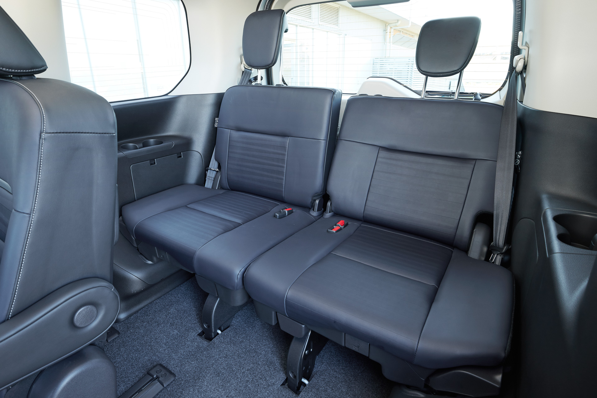 運転席の足の通過スペースを先代モデルから120mm拡大し、運転席と助手席の間の移動を容易にした。シートスライド機構を3列目にも標準装備したことで、8人フル乗車でもゆったりとした座り心地を実現。シートの1列目にも2列目にもセットできる「スマートマルチセンターシート」はe-POWER LUXIONを除く全車に標準装備