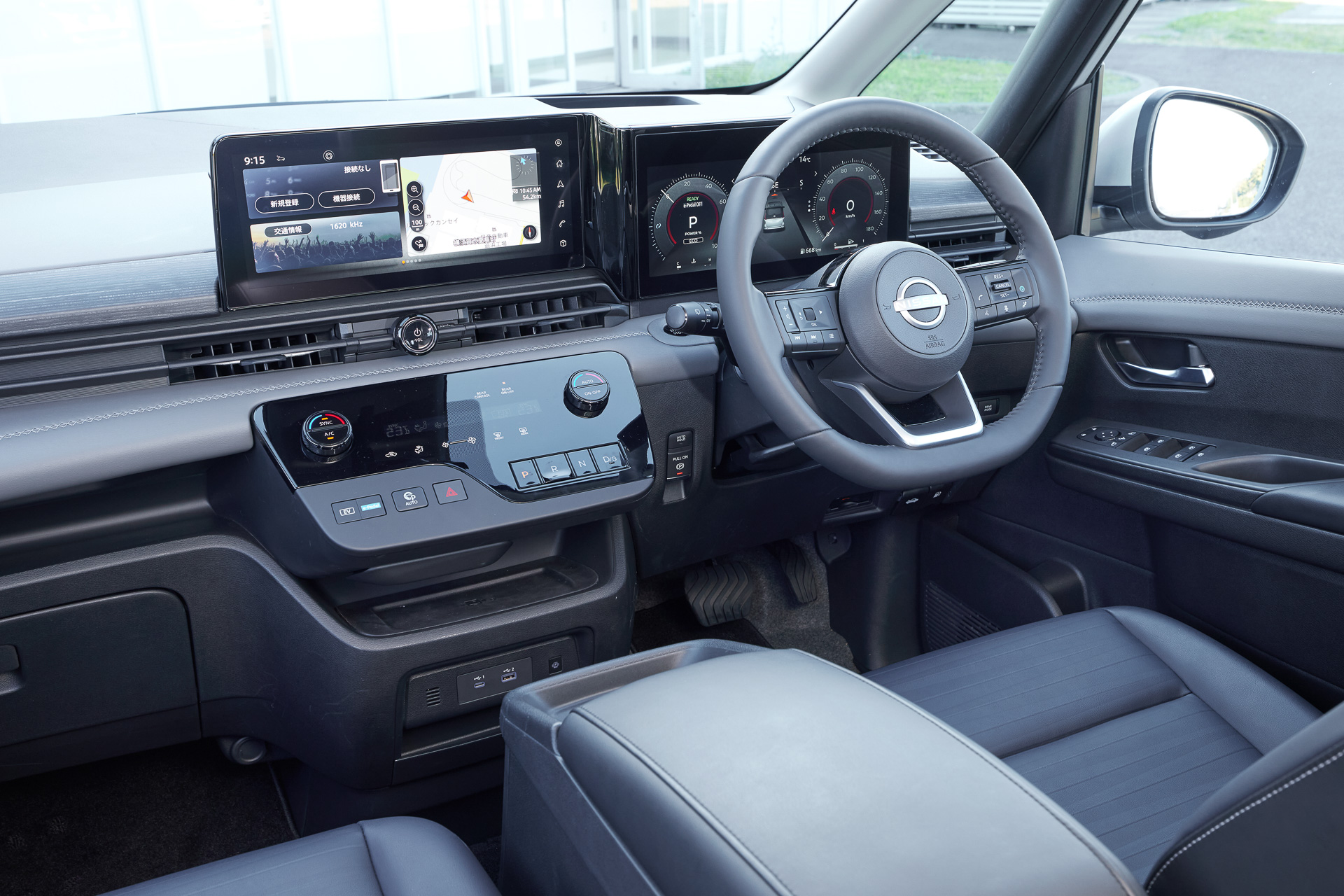 e-POWER LUXIONはブラックを基調とした専用内装。シフトには日産として初めてスイッチタイプの電制シフトを採用した