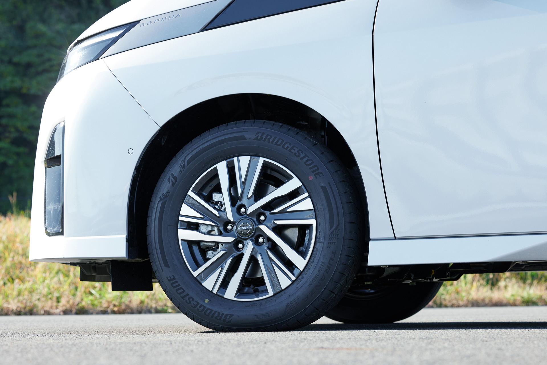 「e-POWER LUXION」とハイウェイスターはダイナミックで力強い走りを想起させる印象的なデザインに仕上げた。e-POWER LUXIONとハイウェイスターは専用16インチアルミホイールを装備