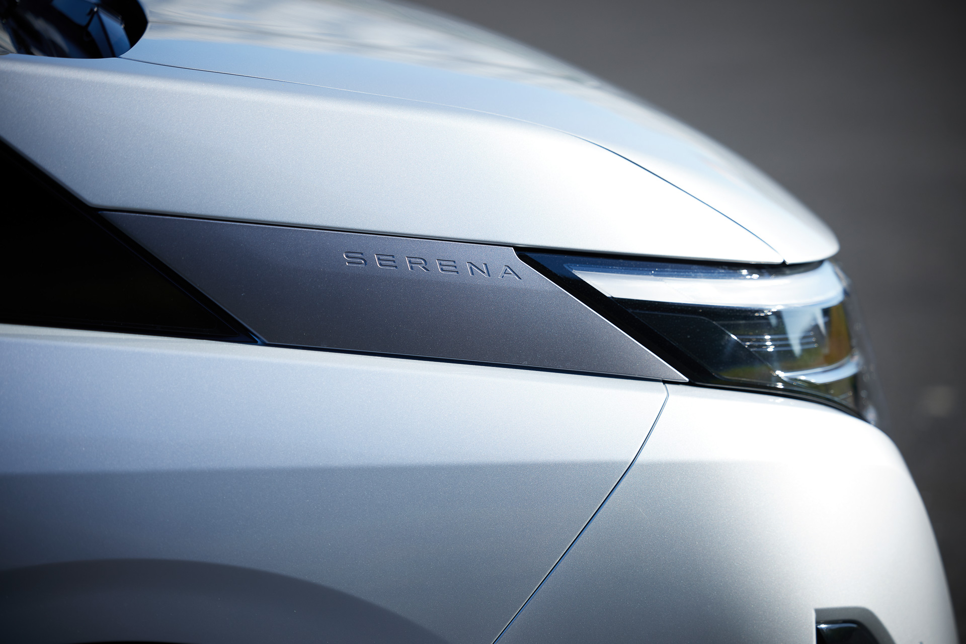 e-POWER LUXIONではLEDヘッドランプ（ハイ/ロービーム、シグネチャーLEDポジションランプ付）、LEDフォグランプを標準装備