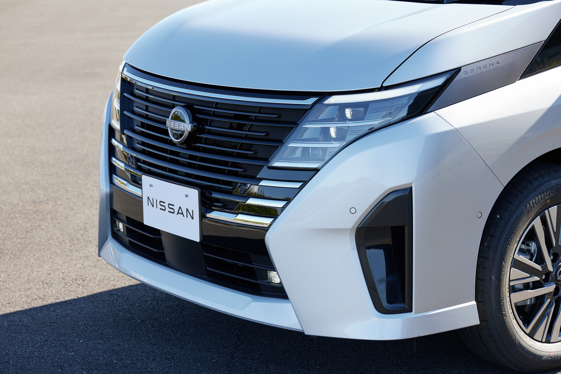 e-POWER LUXIONではLEDヘッドランプ（ハイ/ロービーム、シグネチャーLEDポジションランプ付）、LEDフォグランプを標準装備