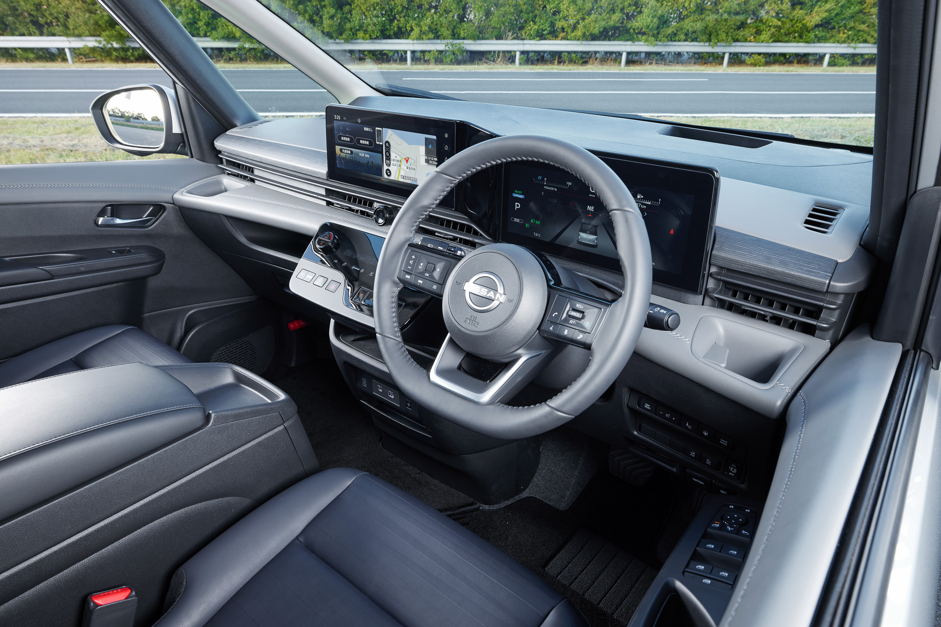 e-POWER LUXIONはブラックを基調とした専用内装。シフトには日産として初めてスイッチタイプの電制シフトを採用した