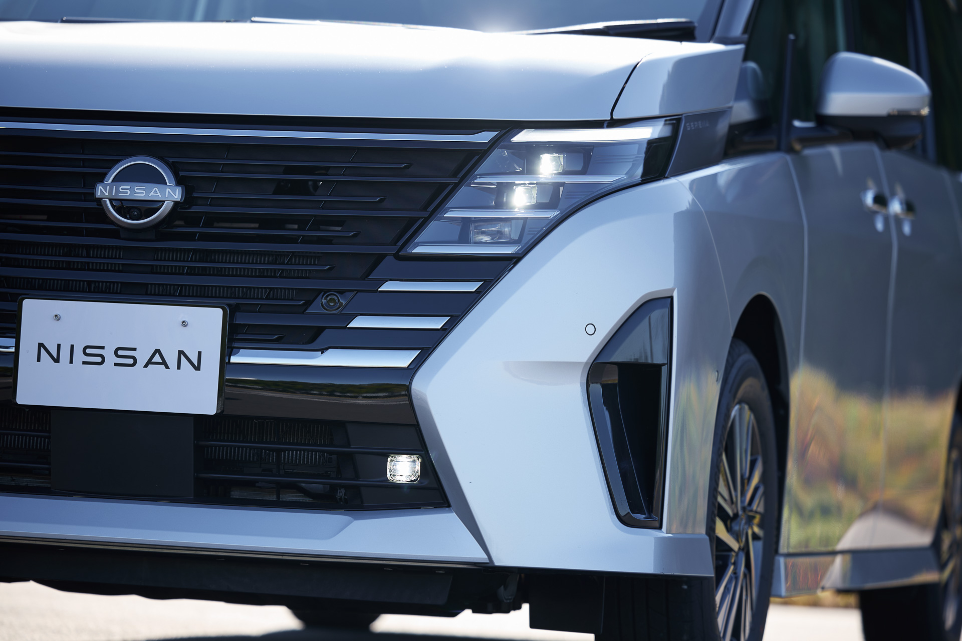 「e-POWER LUXION」とハイウェイスターはダイナミックで力強い走りを想起させる印象的なデザインに仕上げた。e-POWER LUXIONとハイウェイスターは専用16インチアルミホイールを装備