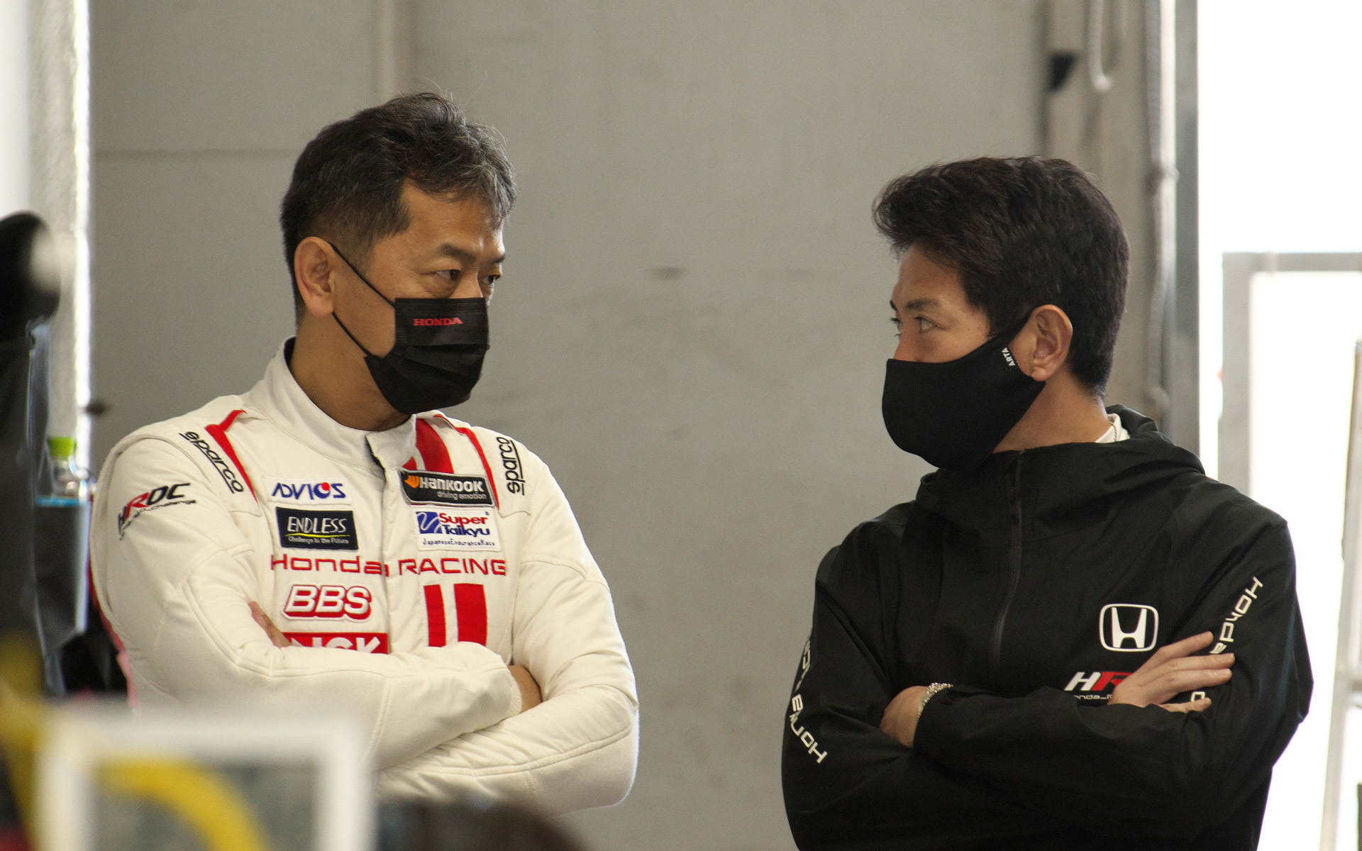 ドライバーの木立純一選手（左）と武藤英紀選手（右）