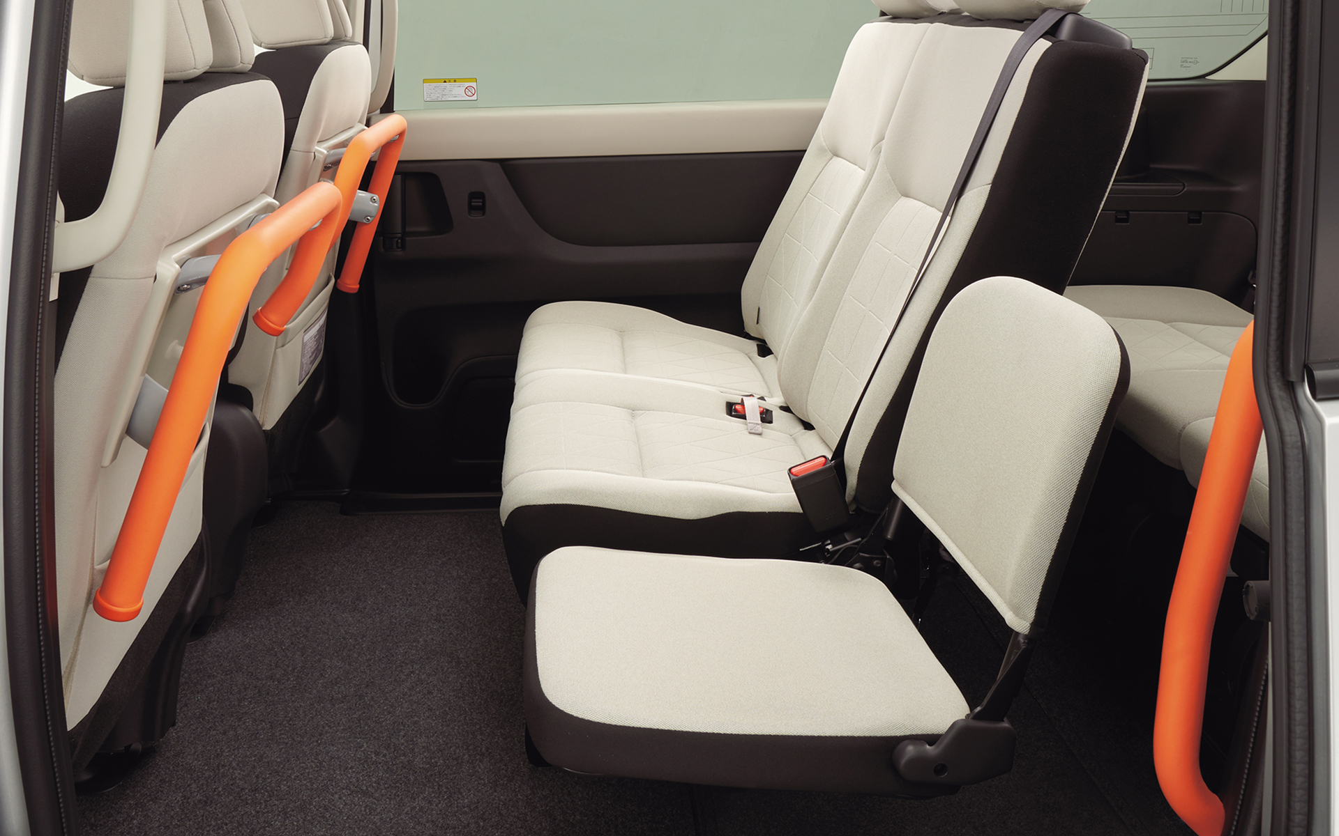 セカンドシートには補助席が付く