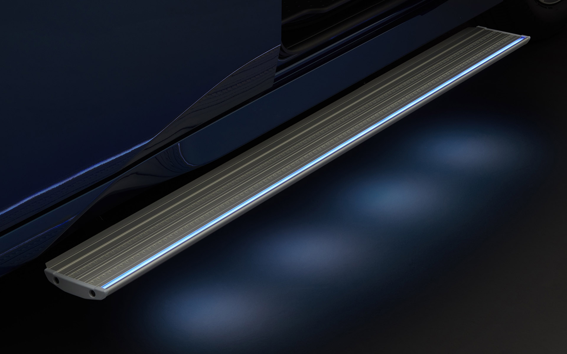 ロングステップにより乗降性の向上を図るとともに、ステップイルミネーションも装備