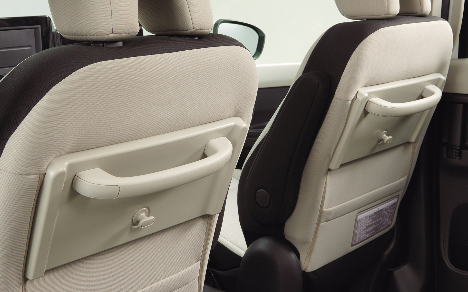 乗降時や各シート乗車時に使用できるアシストグリップを標準装備