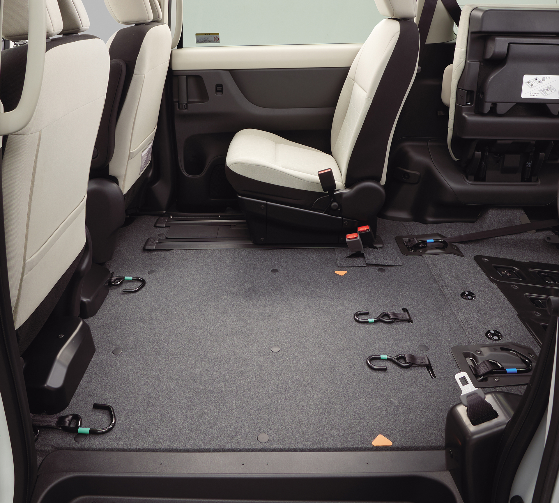 チェアキャブ スロープタイプはフラットな床面を採用