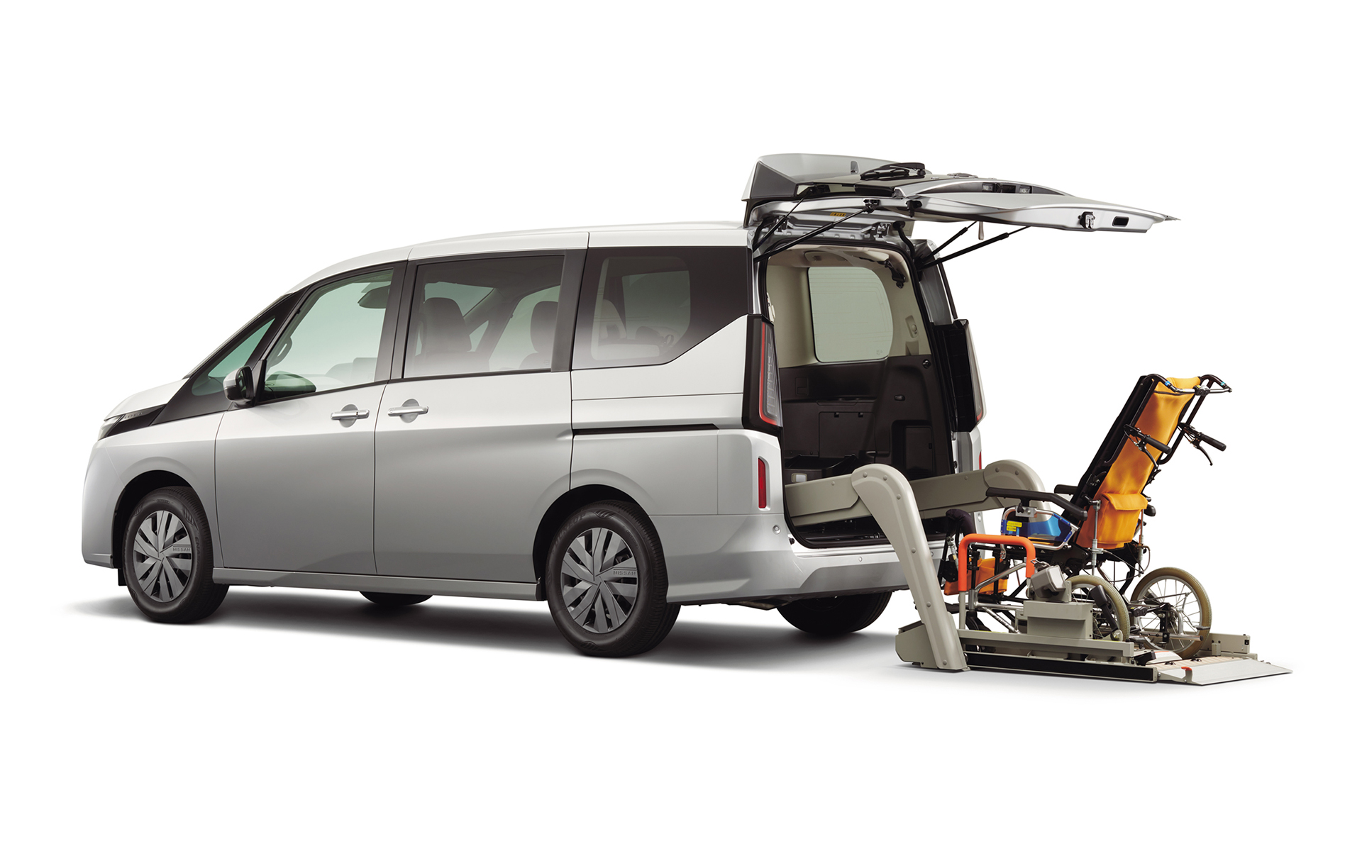 新型セレナ チェアキャブ リフタータイプ