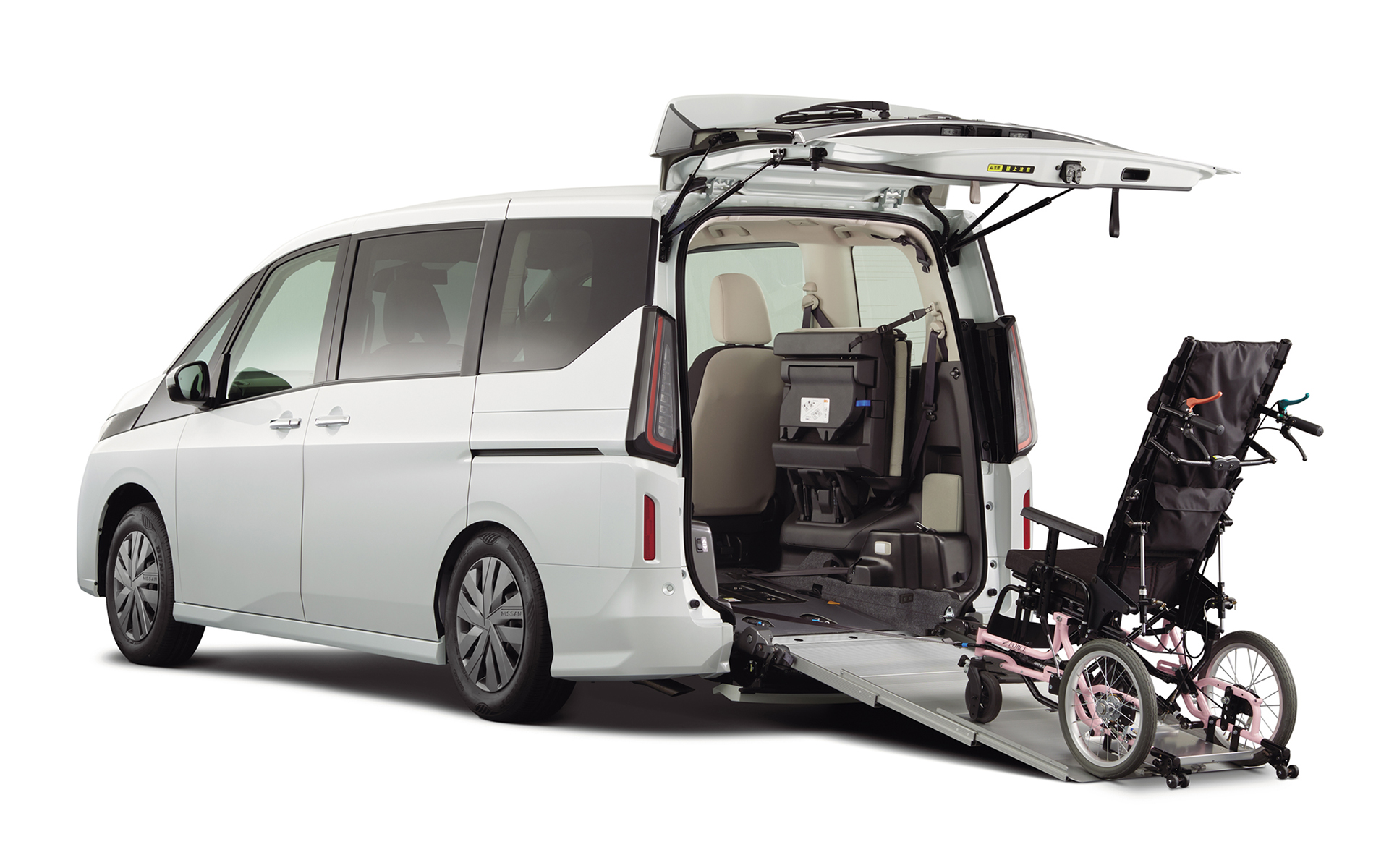 新型セレナ チェアキャブ スロープタイプ