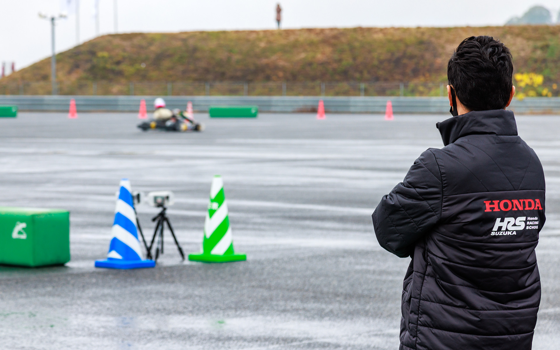 タイムアタックではスクール生の走りを見守り、走行後には個別にアドバイスも実施。“どうして同じ条件で走ったにもかかわらず、タイム差が生まれたのか”を考えて模擬レースに挑んでほしいと語った