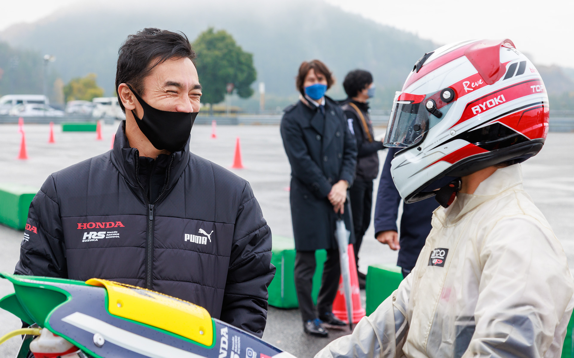 タイムアタックではスクール生の走りを見守り、走行後には個別にアドバイスも実施。“どうして同じ条件で走ったにもかかわらず、タイム差が生まれたのか”を考えて模擬レースに挑んでほしいと語った