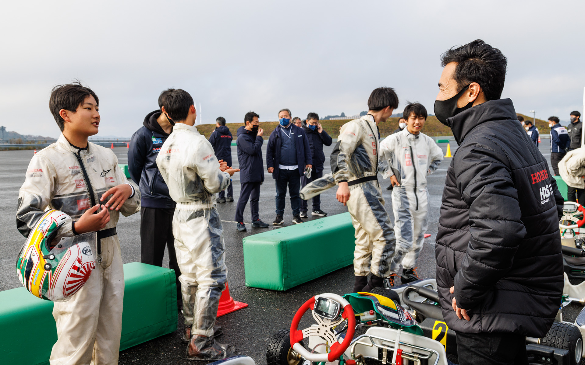 タイムアタックではスクール生の走りを見守り、走行後には個別にアドバイスも実施。“どうして同じ条件で走ったにもかかわらず、タイム差が生まれたのか”を考えて模擬レースに挑んでほしいと語った