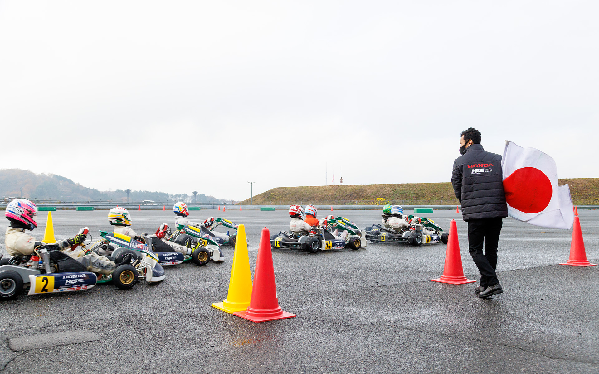 模擬レースでは、走行開始の合図とフィニッシュの合図を佐藤琢磨プリンシパルが担当した